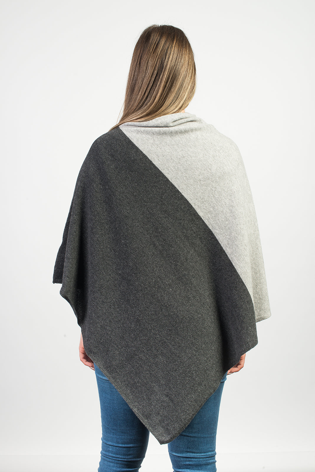 Poncho bicolore femme 100 % cachemire, coloris Anthracite-Gris, vue 3 | Dalle Piane Cashmere
