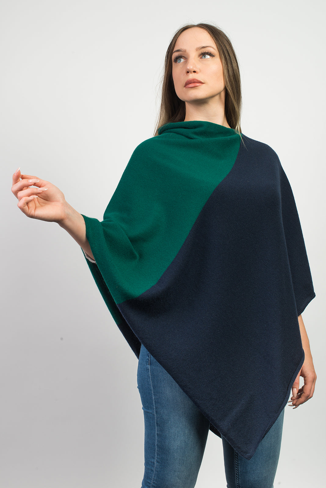 Poncho bicolore femme 100 % cachemire, coloris Bleu-Vert, vue 2 | Dalle Piane Cashmere