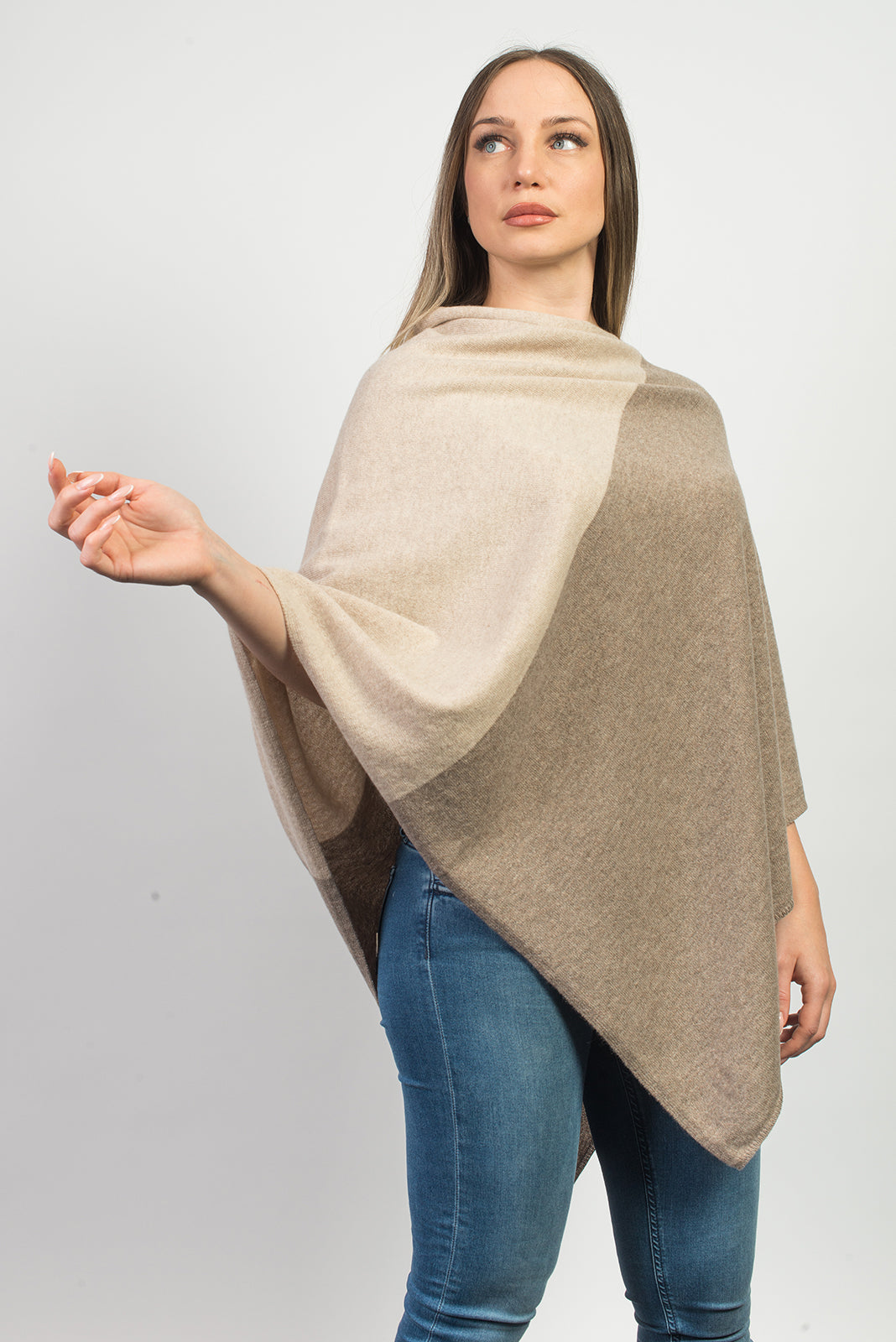 Poncho bicolore 100% Cashmere, colore Visone-Beige, vista 2 | Dalle Piane Cashmere
