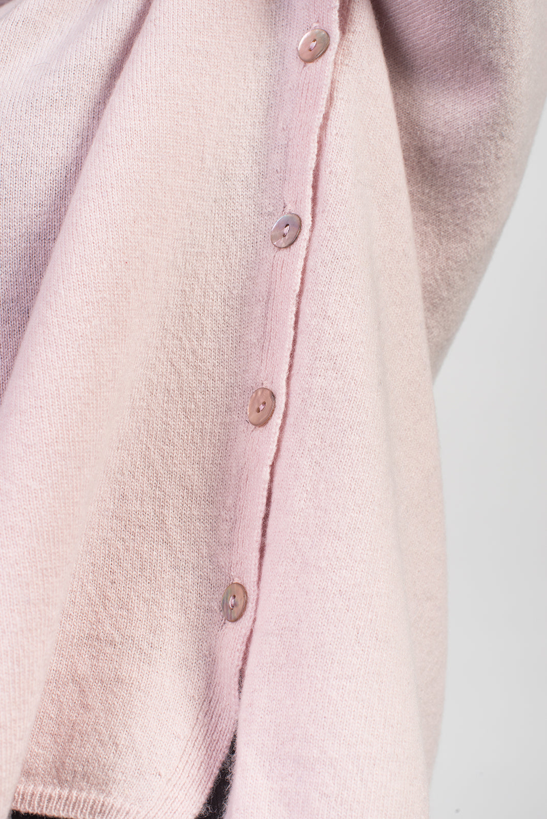 Pull col rond à boutons femme mélange cachemire, coloris Rose, vue 4 | Dalle Piane Cashmere