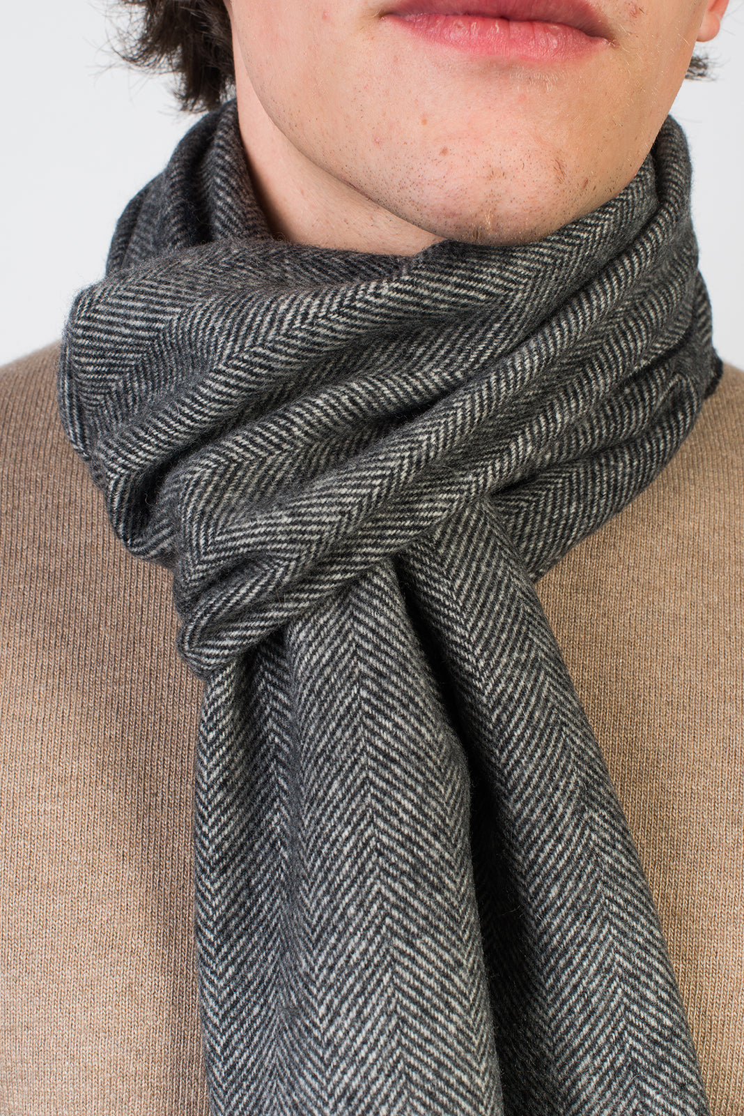 Écharpe à chevrons laine et cachemire, coloris Noir, vue 4 | Dalle Piane Cashmere