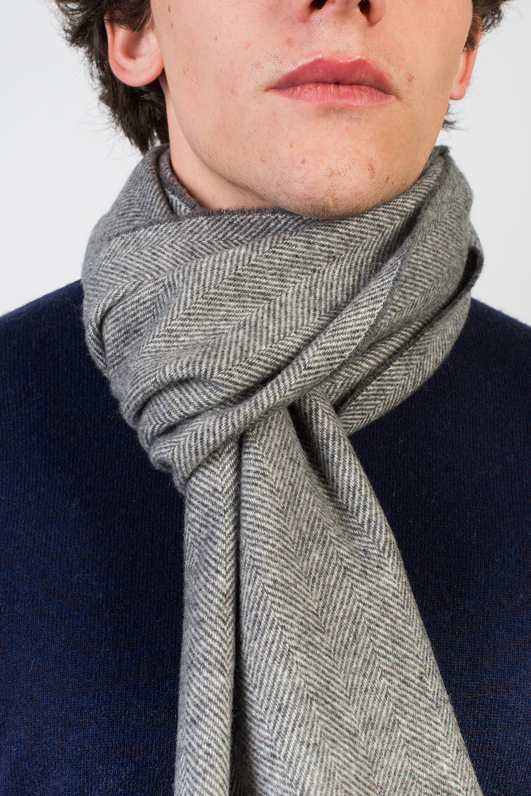 Écharpe à chevrons laine et cachemire, coloris Gris foncé, vue 4 | Dalle Piane Cashmere