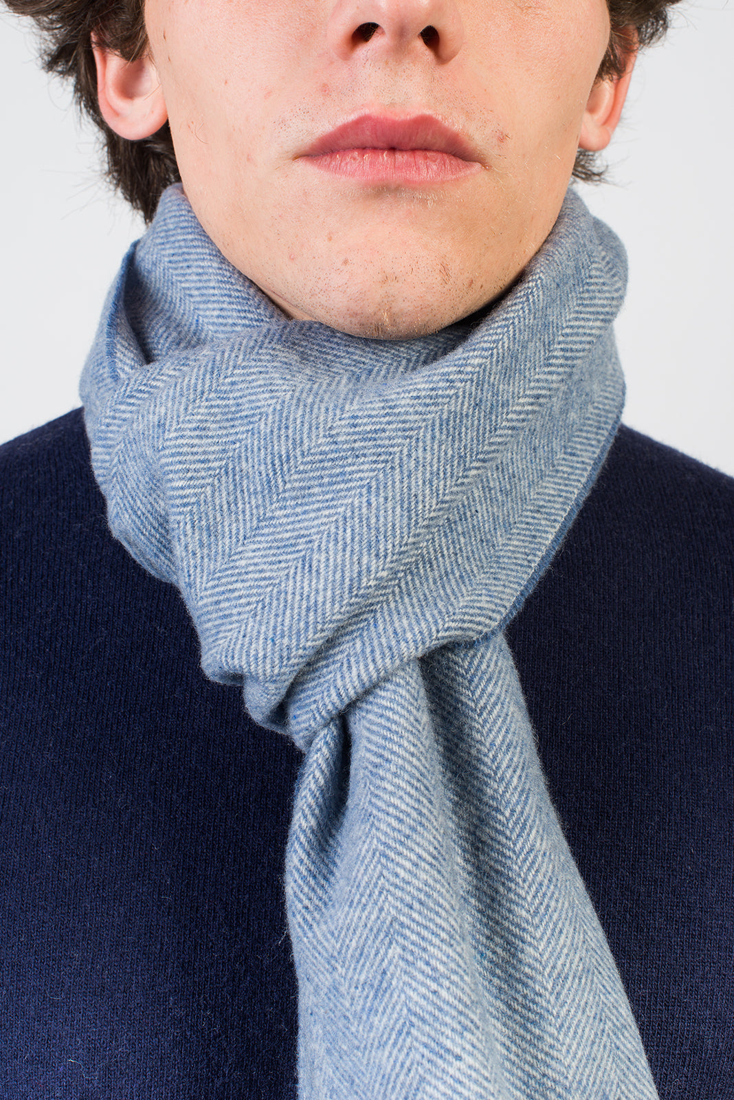 Écharpe à chevrons laine et cachemire, coloris Ciel, vue 4 | Dalle Piane Cashmere