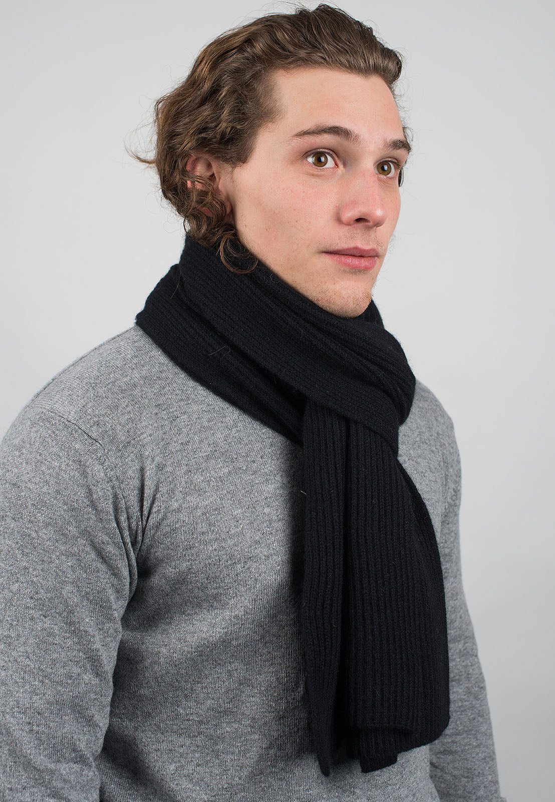 Écharpe homme côtes anglaises 100 % cachemire, coloris Noir, vue 2 | Dalle Piane Cashmere