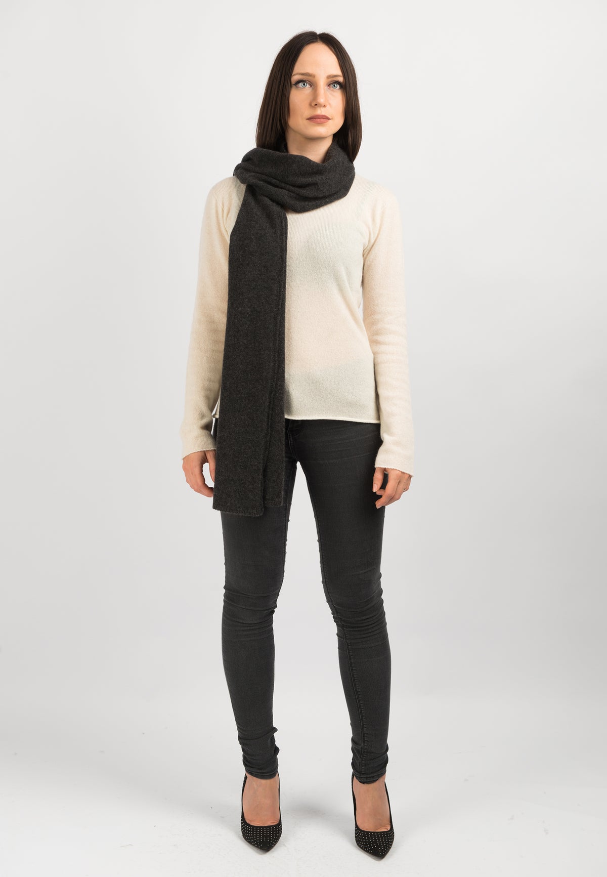 Écharpe large femme 100 % cachemire, coloris Anthracite, vue 3 | Dalle Piane Cashmere