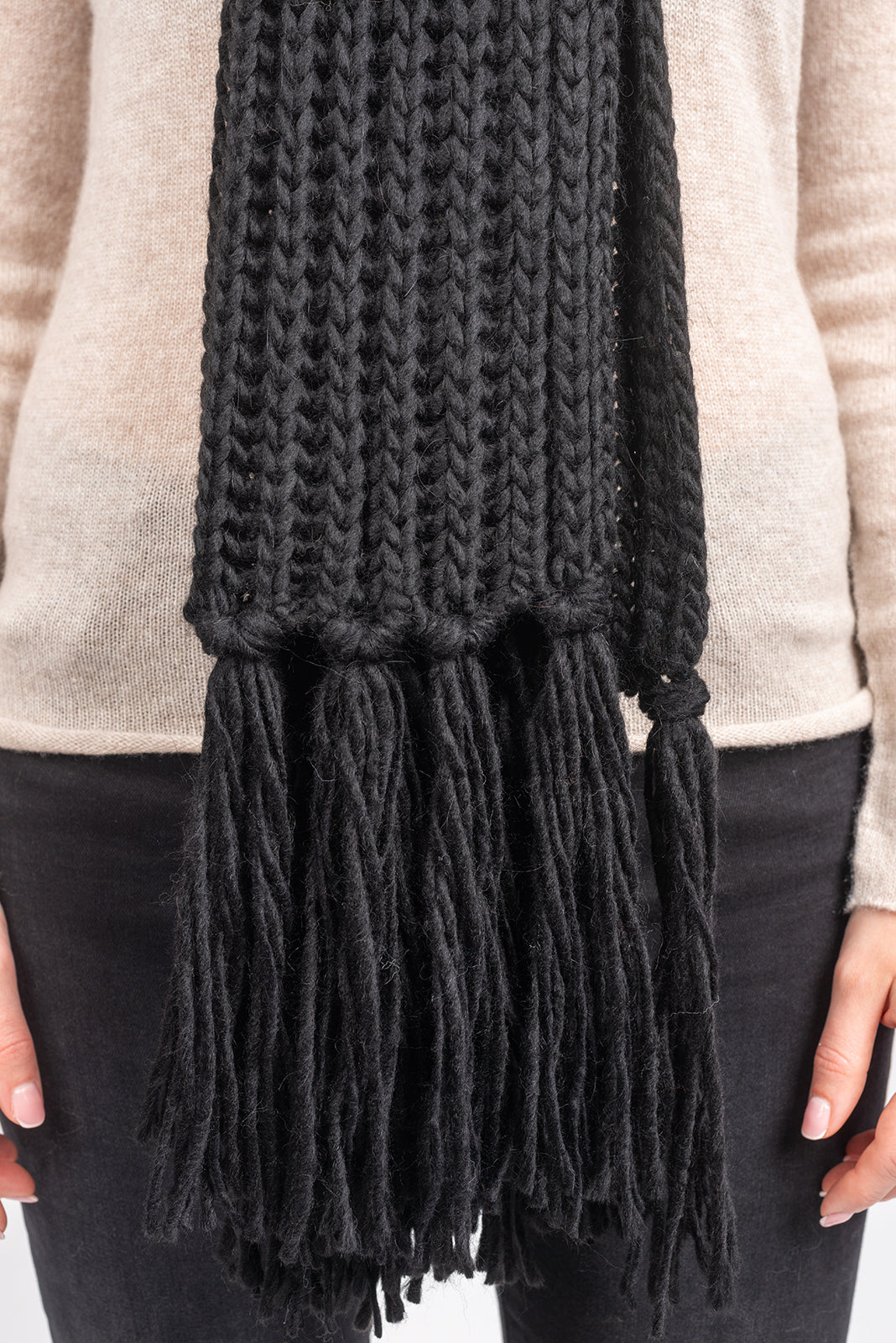 Écharpe à franges laine et alpaga, coloris Noir, vue 4 | Dalle Piane Cashmere