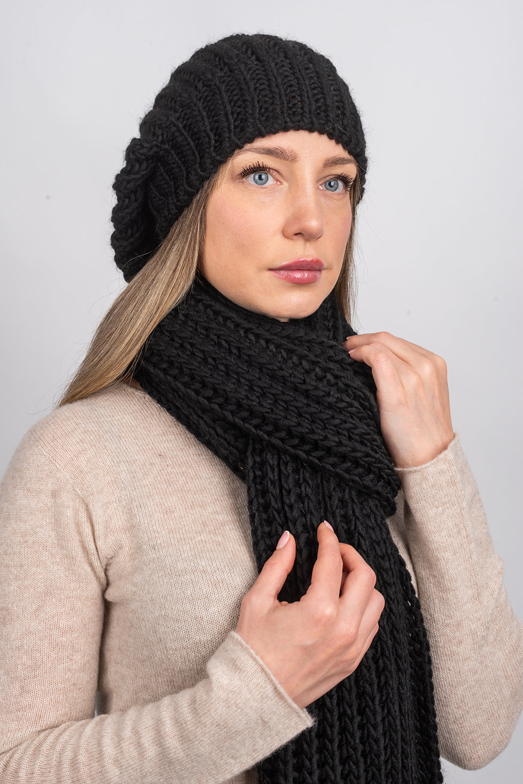 Bonnet côtes anglaises laine et alpaga, coloris Noir, vue 4 | Dalle Piane Cashmere