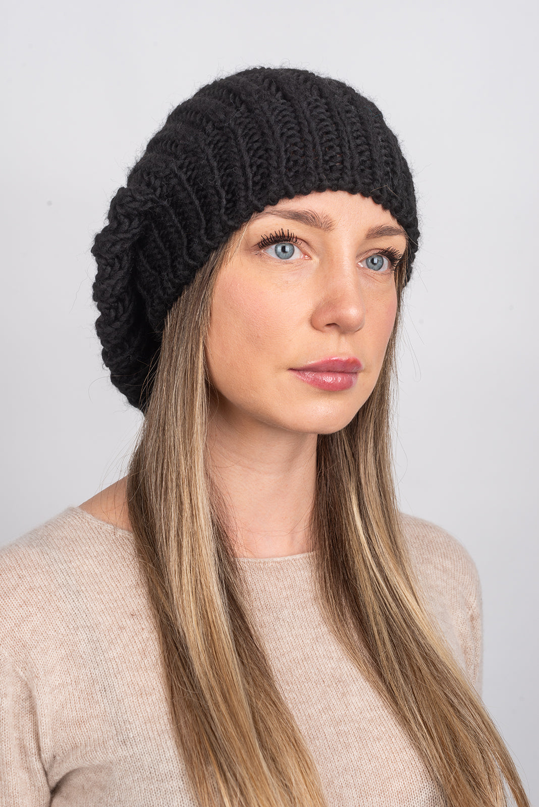 Bonnet côtes anglaises laine et alpaga, coloris Noir, vue 2 | Dalle Piane Cashmere