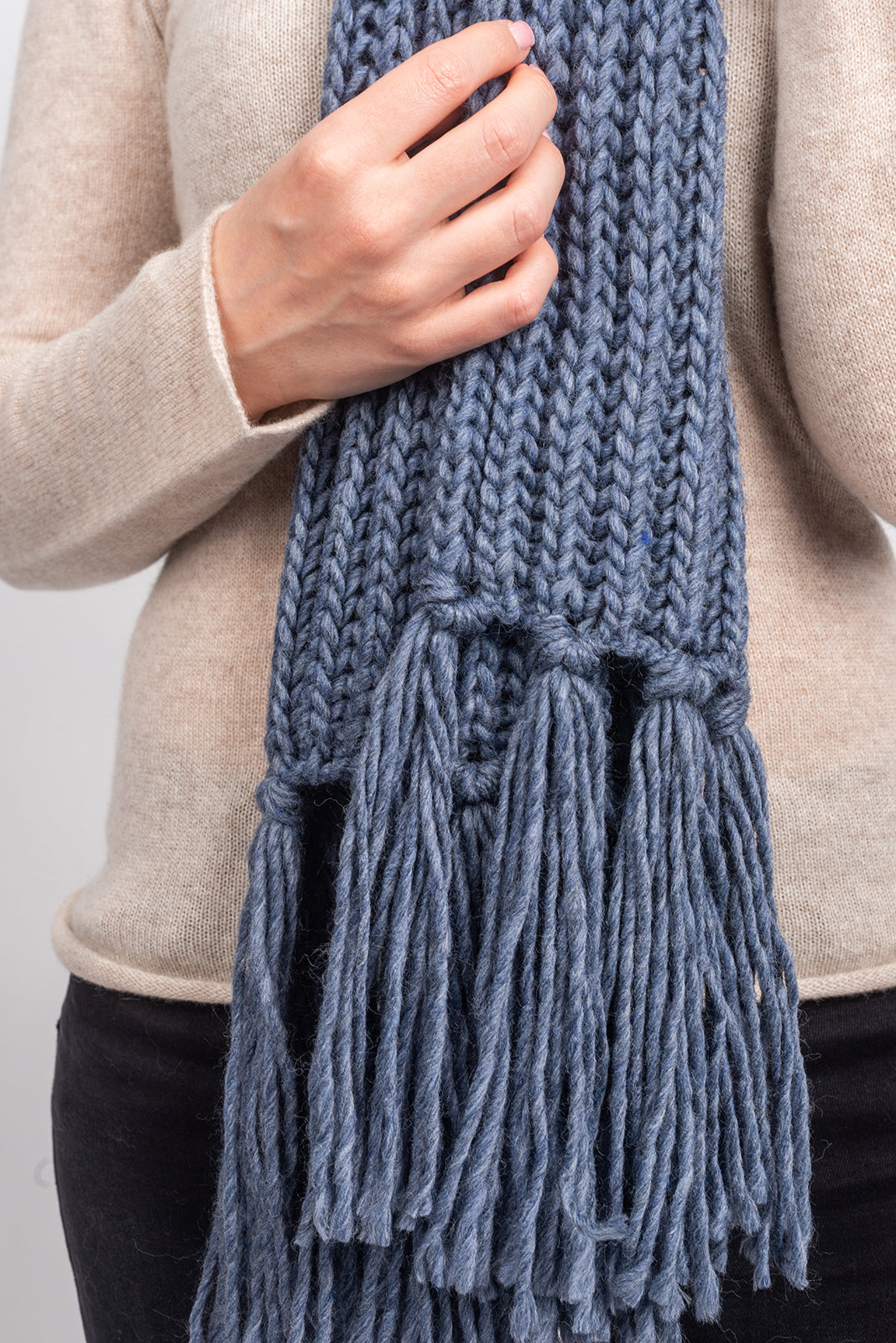 Écharpe à franges laine et alpaga, coloris Bleu jean, vue 4 | Dalle Piane Cashmere