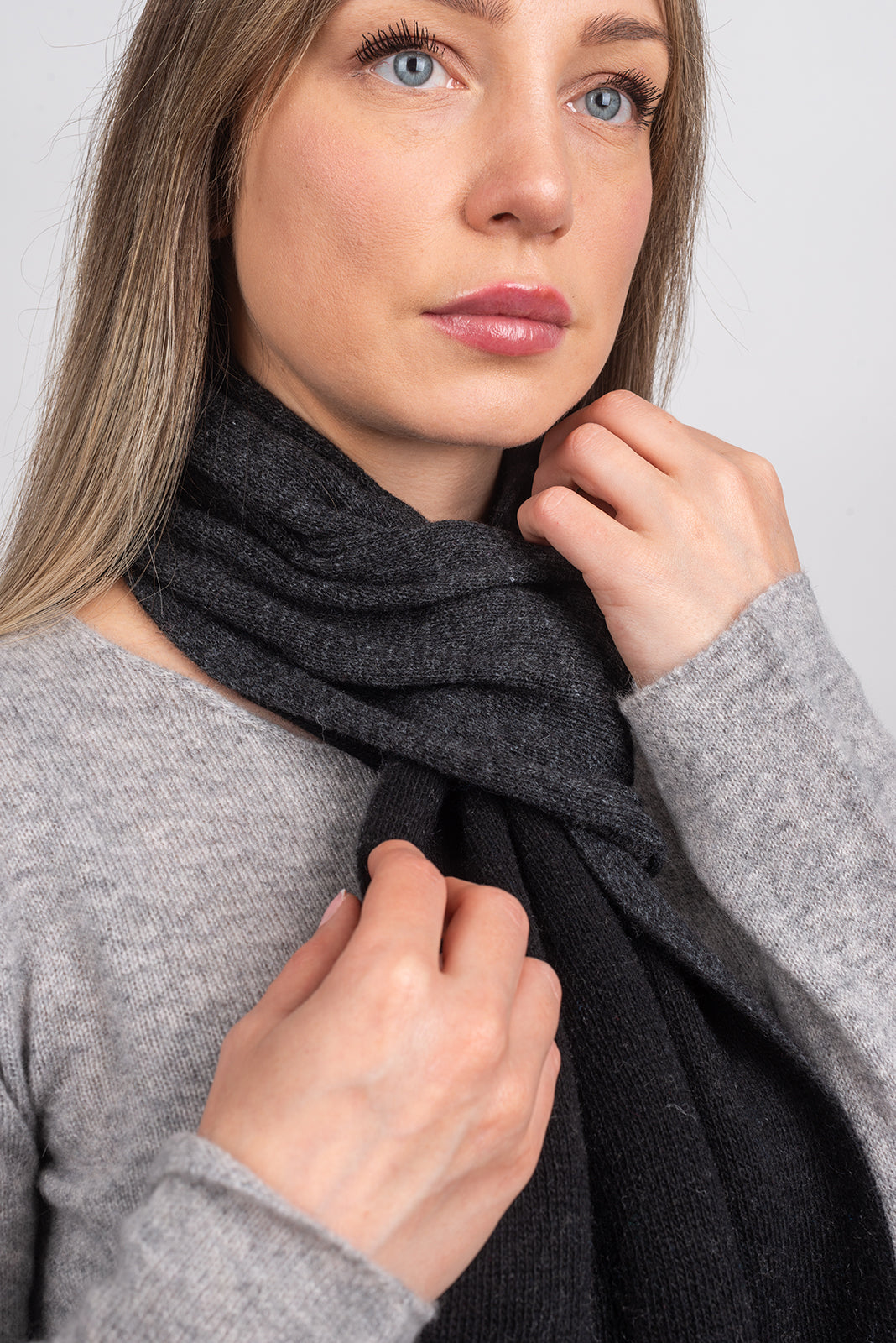 Tour de cou mixte mélange cachemire, coloris Noir/Anthracite, vue 4 | Dalle Piane Cashmere