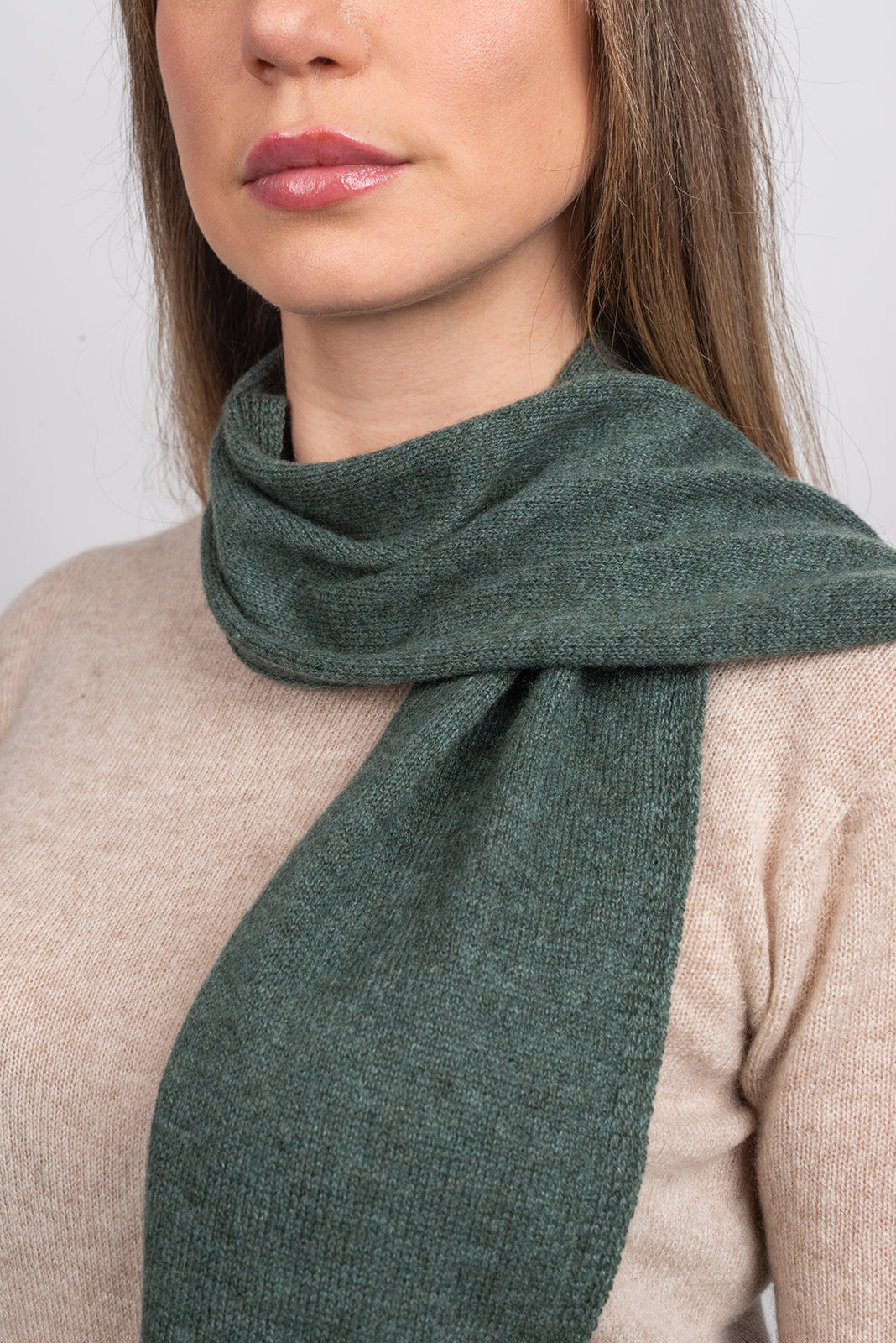 Petite écharpe femme 100 % cachemire, coloris Vert sauge, vue 3 | Dalle Piane Cashmere