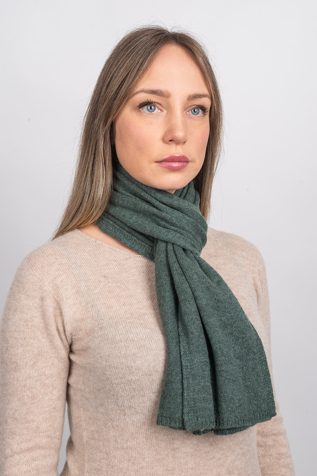 Écharpe mixte 100 % cachemire, coloris Vert sauge, vue 2 | Dalle Piane Cashmere