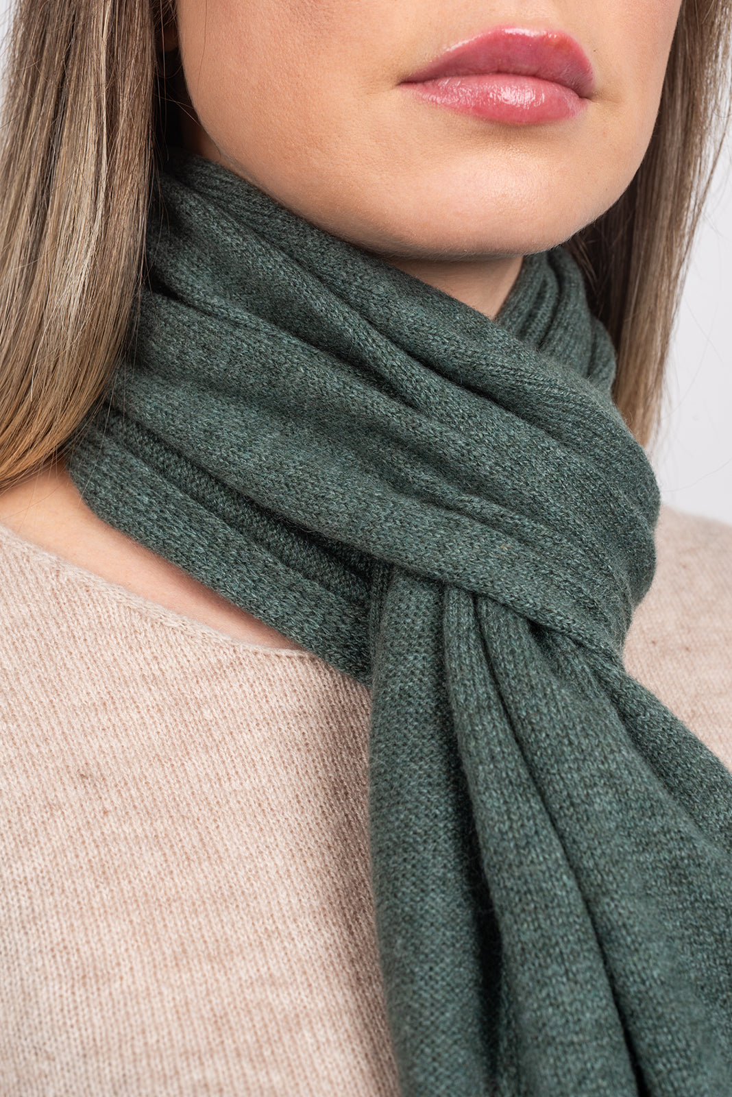 Écharpe mixte 100 % cachemire, coloris Vert sauge, vue 3 | Dalle Piane Cashmere