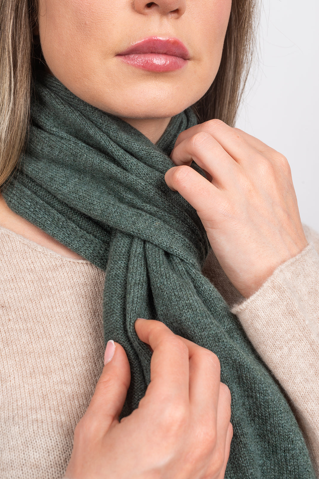 Écharpe mixte 100 % cachemire, coloris Vert sauge, vue 4 | Dalle Piane Cashmere
