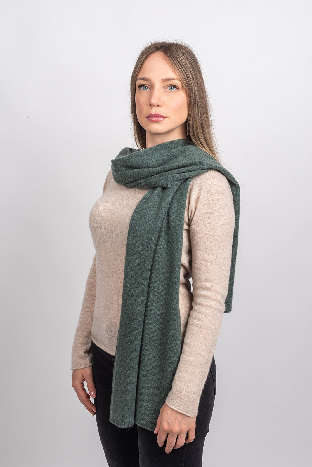 Écharpe large femme 100 % cachemire, coloris Vert sauge, vue 3 | Dalle Piane Cashmere
