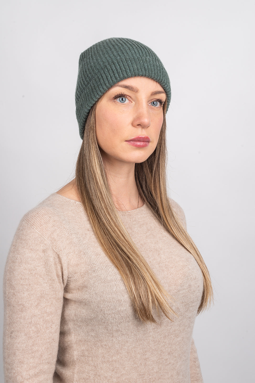 Bonnet femme 100 % cachemire, coloris Vert sauge, vue 2 | Dalle Piane Cashmere