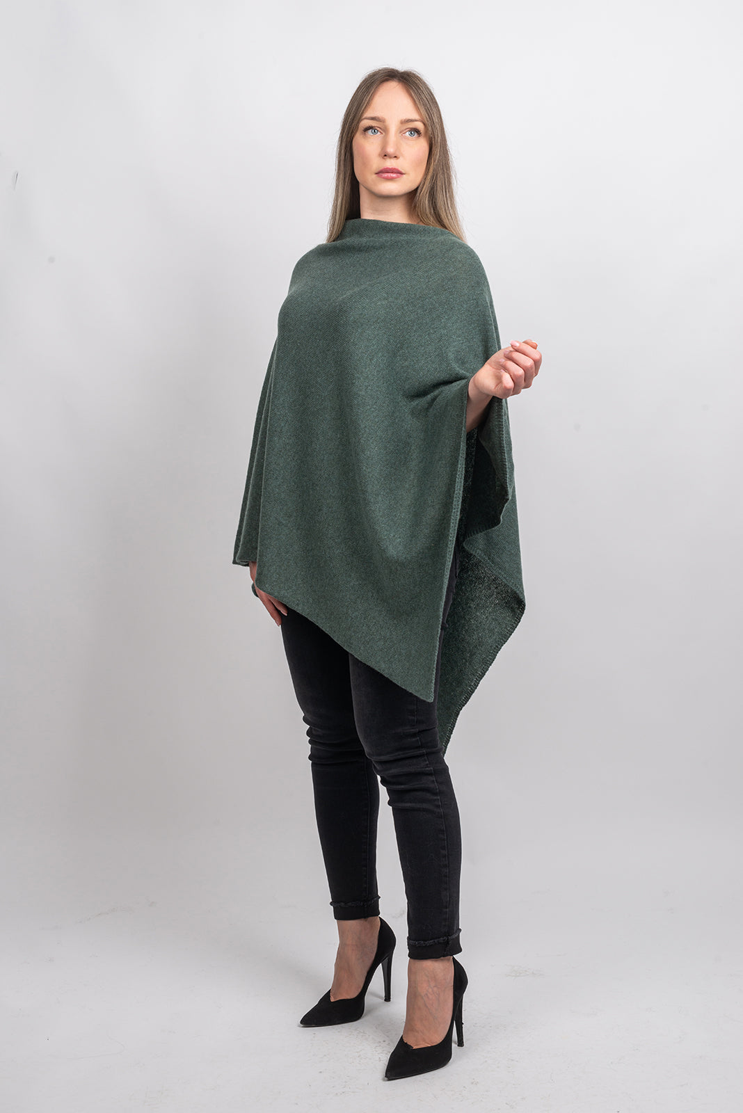 Poncho 100% Cashmere, colore Verde Salvia, vista 2 | Dalle Piane Cashmere