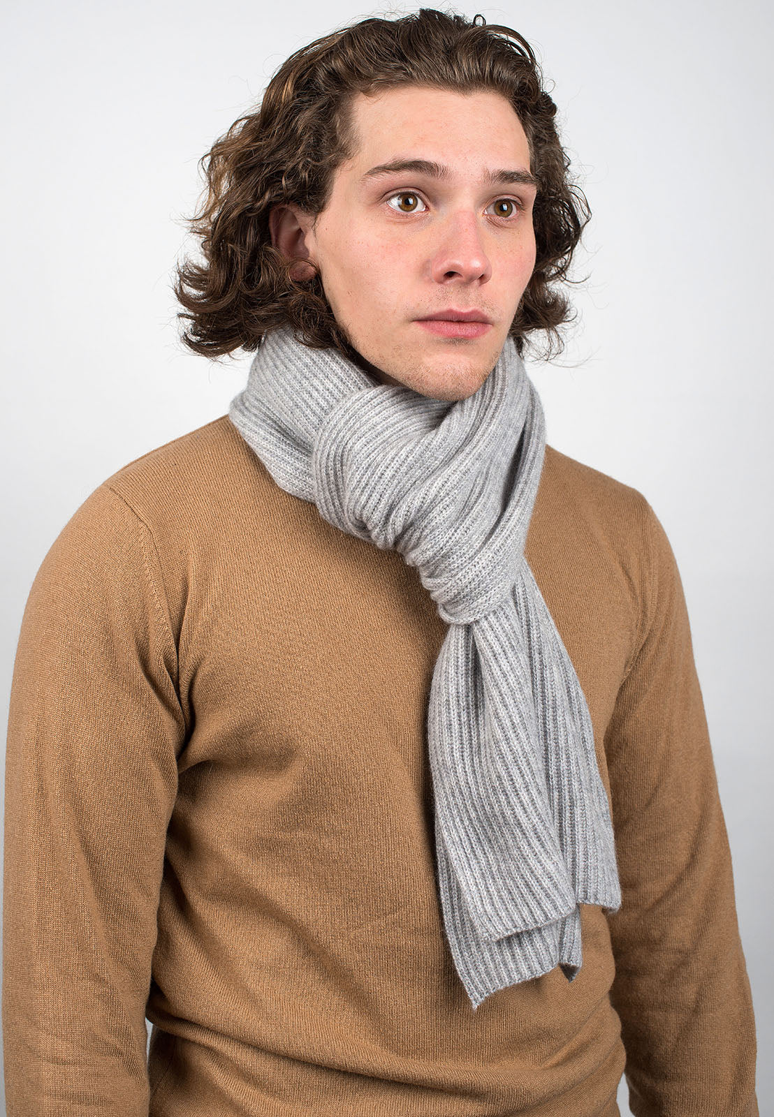 Écharpe homme côtes anglaises 100 % cachemire, coloris Gris, vue 2 | Dalle Piane Cashmere