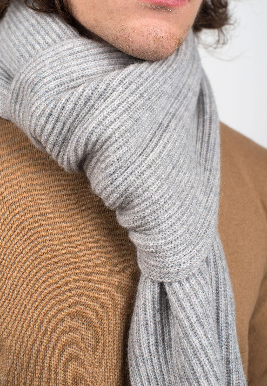 Écharpe homme côtes anglaises 100 % cachemire, coloris Gris, vue 3 | Dalle Piane Cashmere