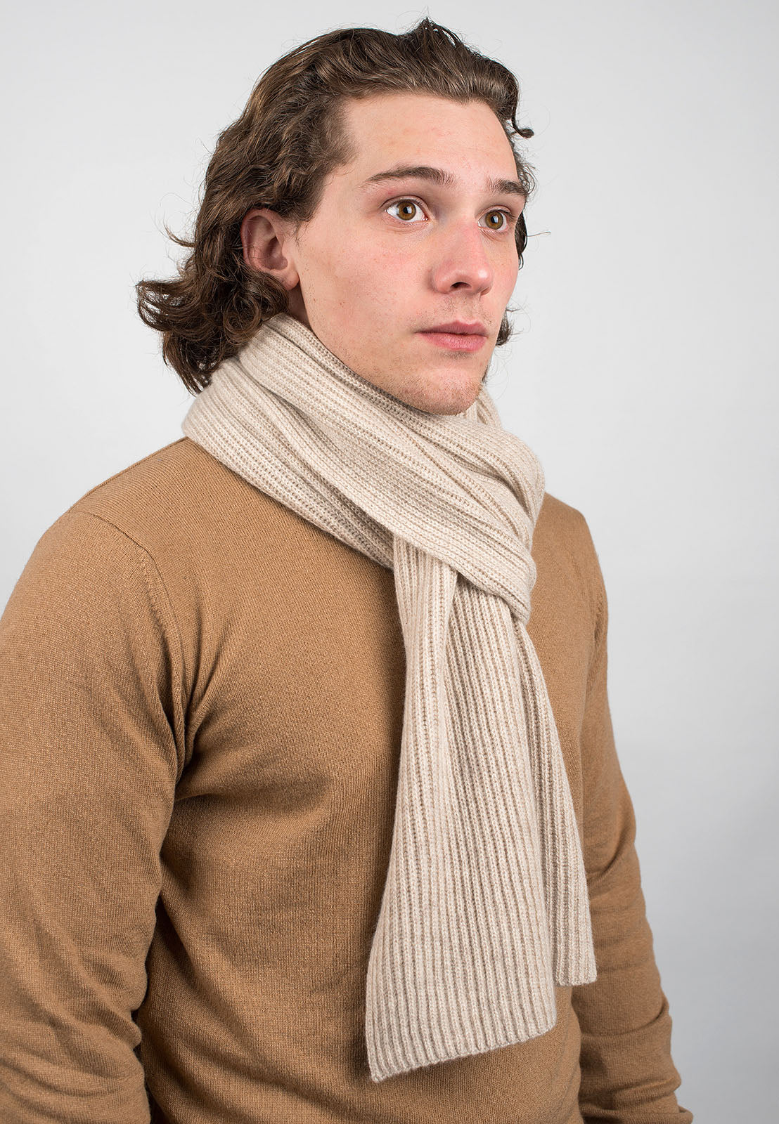 Écharpe homme côtes anglaises 100 % cachemire, coloris Beige, vue 2 | Dalle Piane Cashmere