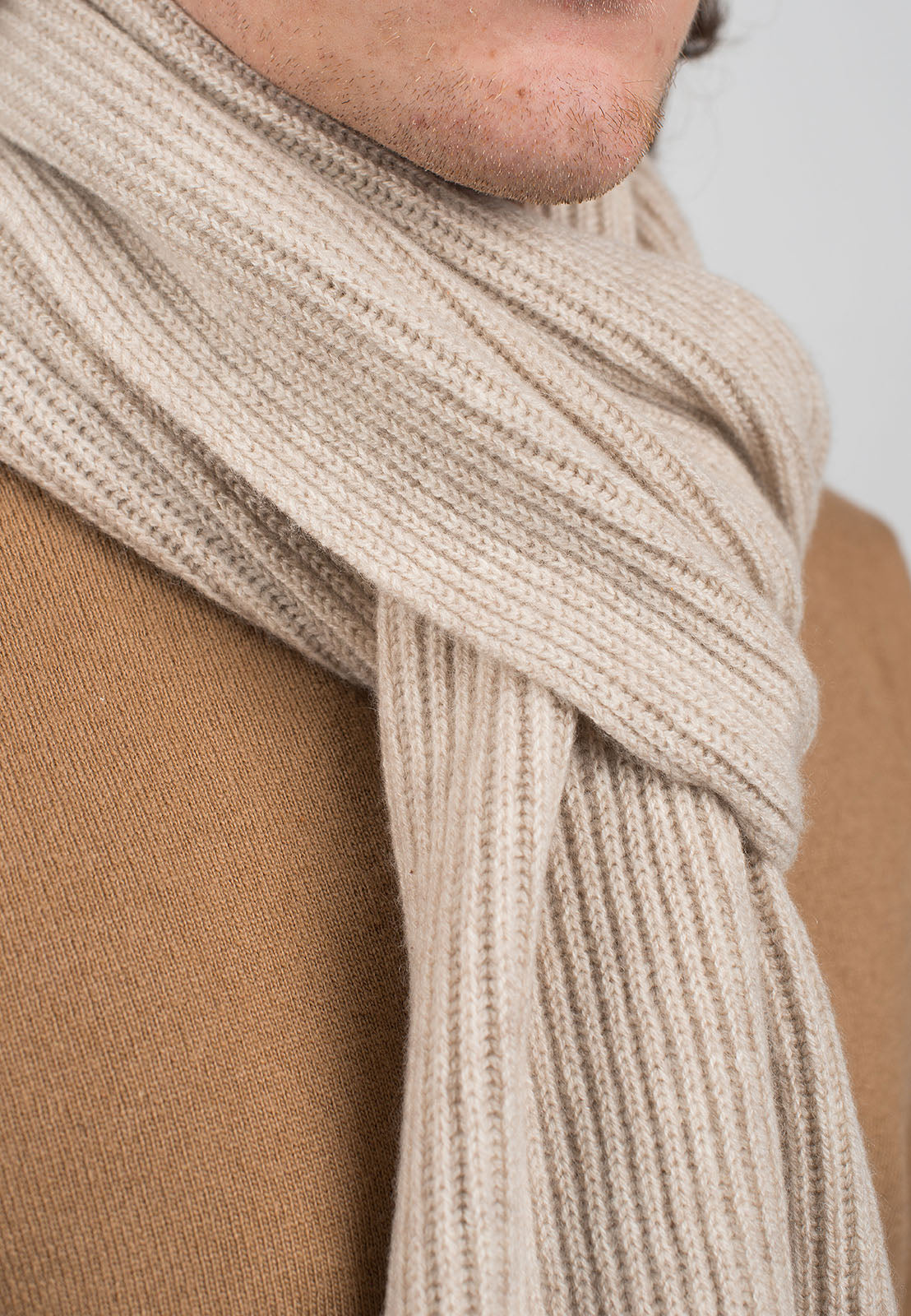 Écharpe homme côtes anglaises 100 % cachemire, coloris Beige, vue 3 | Dalle Piane Cashmere
