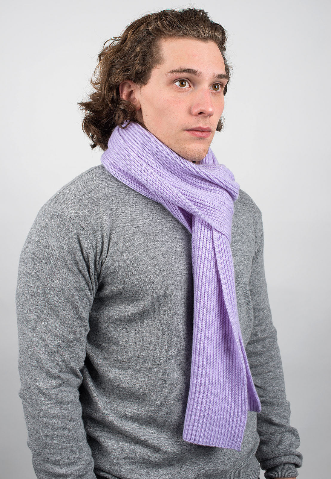 Écharpe homme côtes anglaises 100 % cachemire, coloris Lilas, vue 2 | Dalle Piane Cashmere