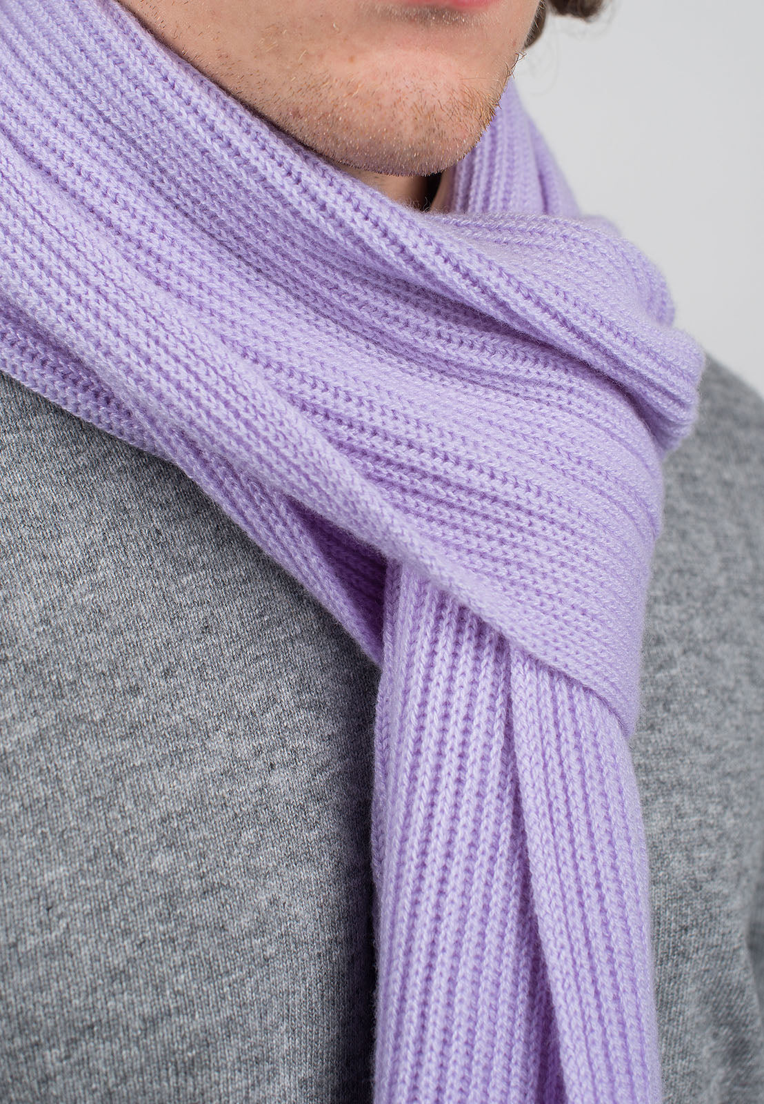 Écharpe homme côtes anglaises 100 % cachemire, coloris Lilas, vue 3 | Dalle Piane Cashmere
