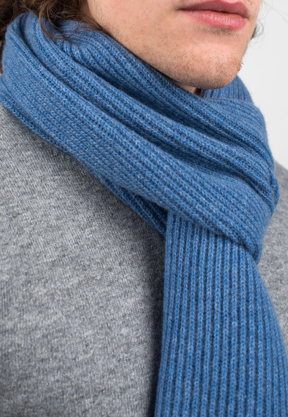 Écharpe homme côtes anglaises 100 % cachemire, coloris Azur, vue 3 | Dalle Piane Cashmere