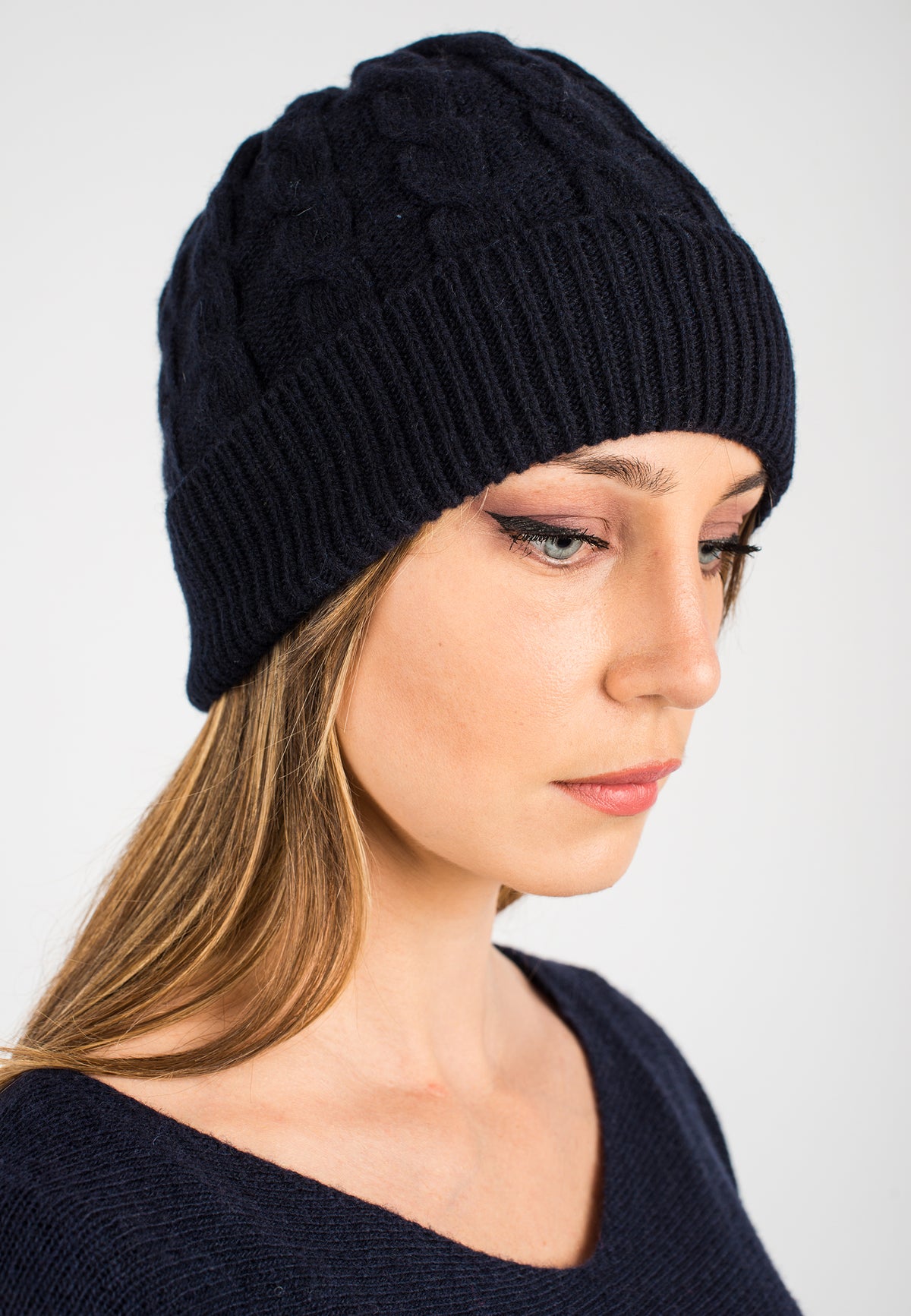 Bonnet à torsades en cachemire régénéré, coloris Bleu, vue 2 | Dalle Piane Cashmere