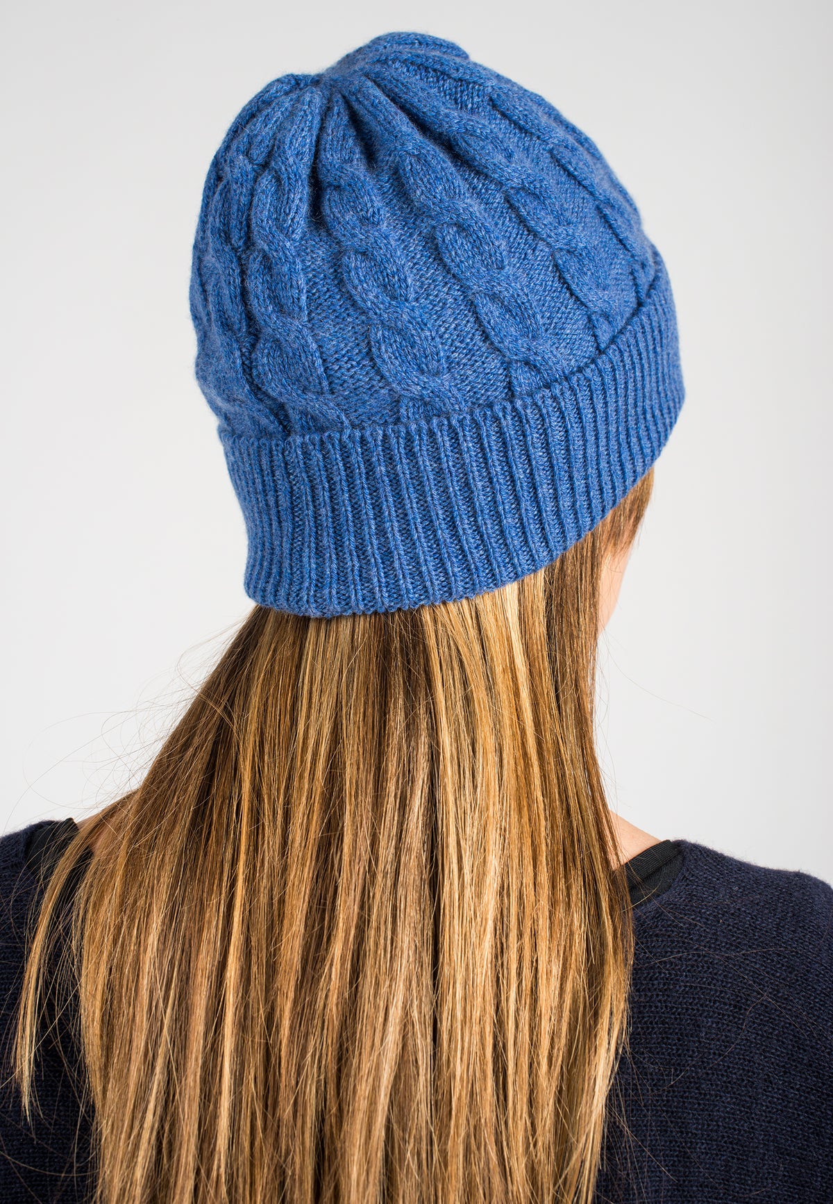 Bonnet à torsades en cachemire régénéré, coloris Azur, vue 3 | Dalle Piane Cashmere