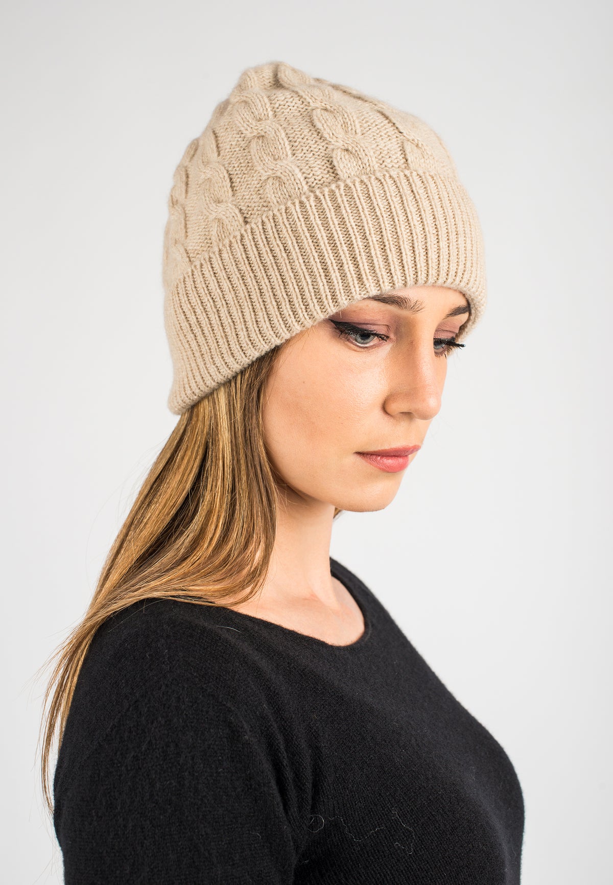 Cappello trecce in cashmere rigenerato, colore Beige, vista 2 | Dalle Piane Cashmere