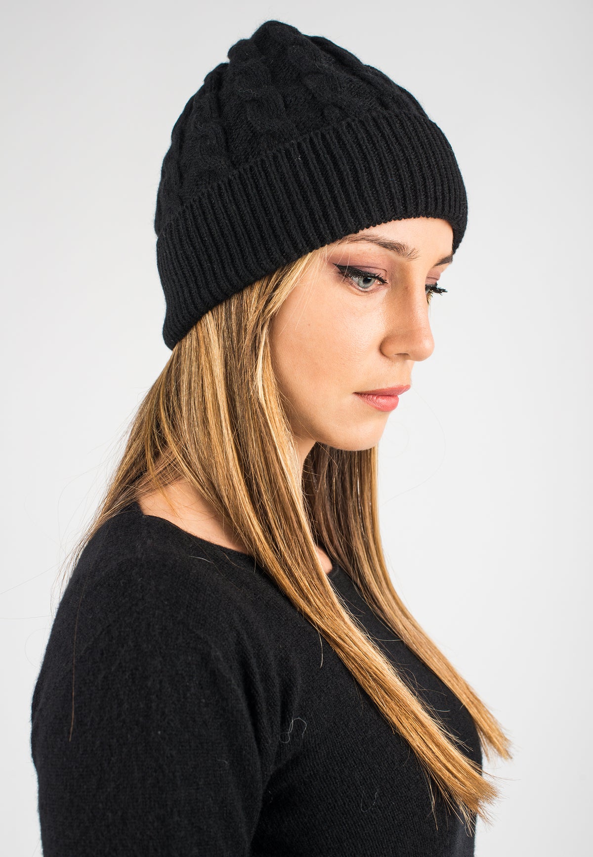 Bonnet à torsades en cachemire régénéré, coloris Noir, vue 2 | Dalle Piane Cashmere