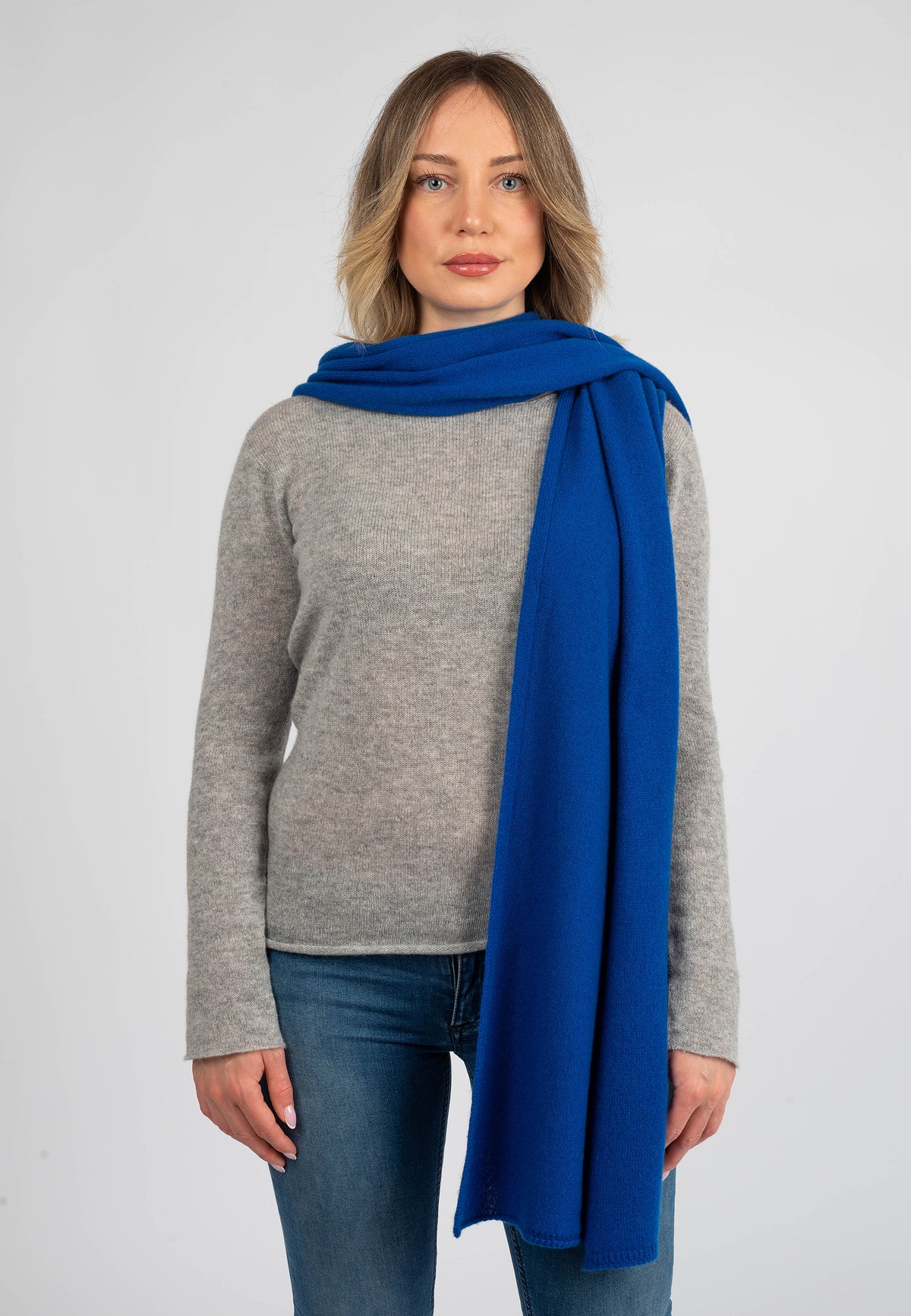 Écharpe large femme 100 % cachemire, coloris Bleuet, vue 2 | Dalle Piane Cashmere