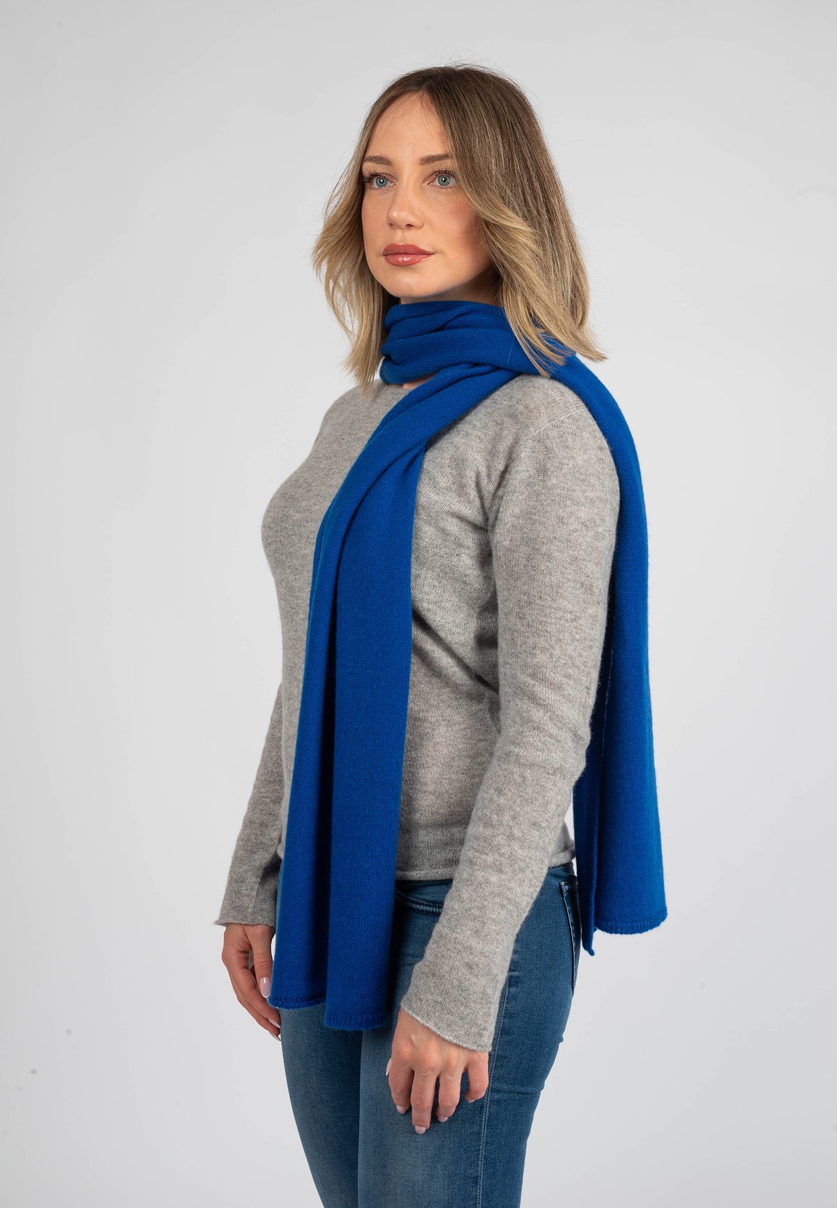 Écharpe large femme 100 % cachemire, coloris Bleuet, vue 3 | Dalle Piane Cashmere