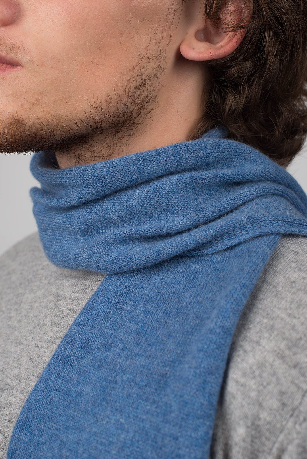 Petite écharpe homme 100 % cachemire, coloris Azur, vue 3 | Dalle Piane Cashmere