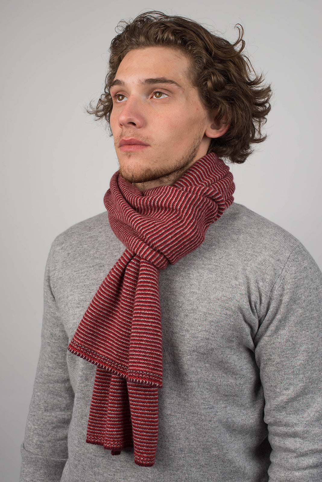 Écharpe homme à rayures 100 % cachemire, coloris Rouge-Bordeaux-Gris, vue 3 | Dalle Piane Cashmere