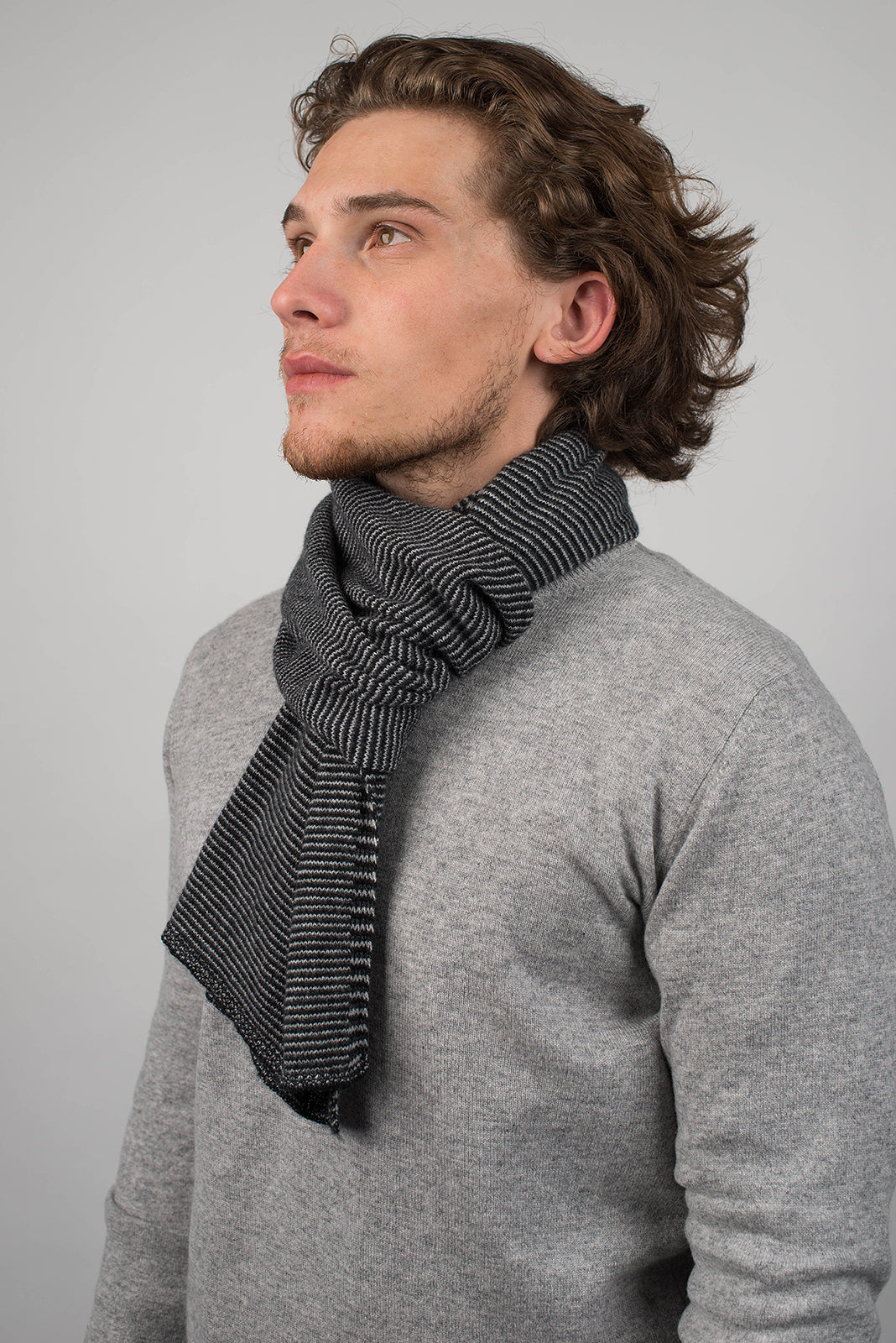 Écharpe homme à rayures 100 % cachemire, coloris Noir-Anthracite-Gris, vue 3 | Dalle Piane Cashmere