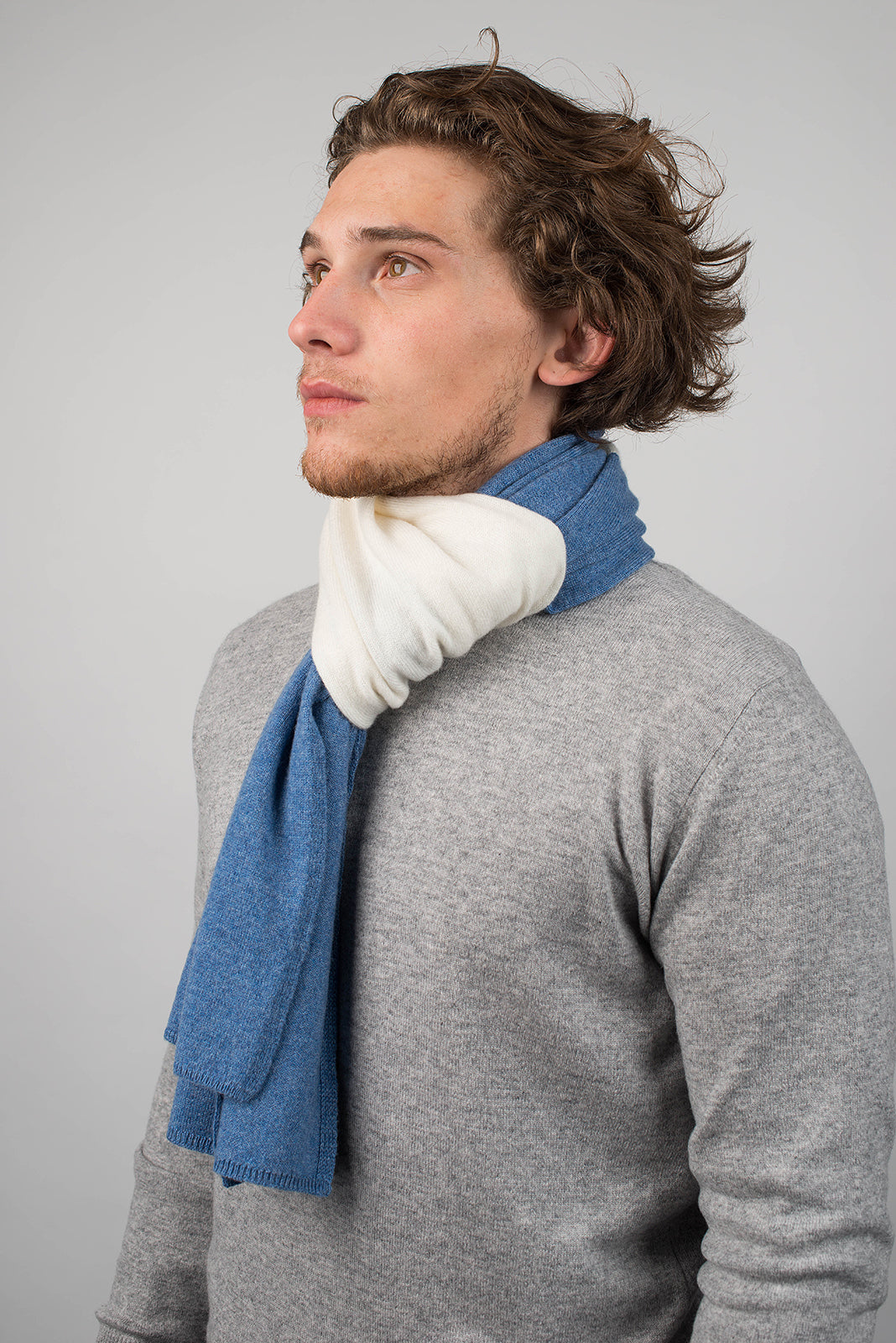 Écharpe homme bicolore 100 % cachemire, coloris Crème-Azur, vue 3 | Dalle Piane Cashmere