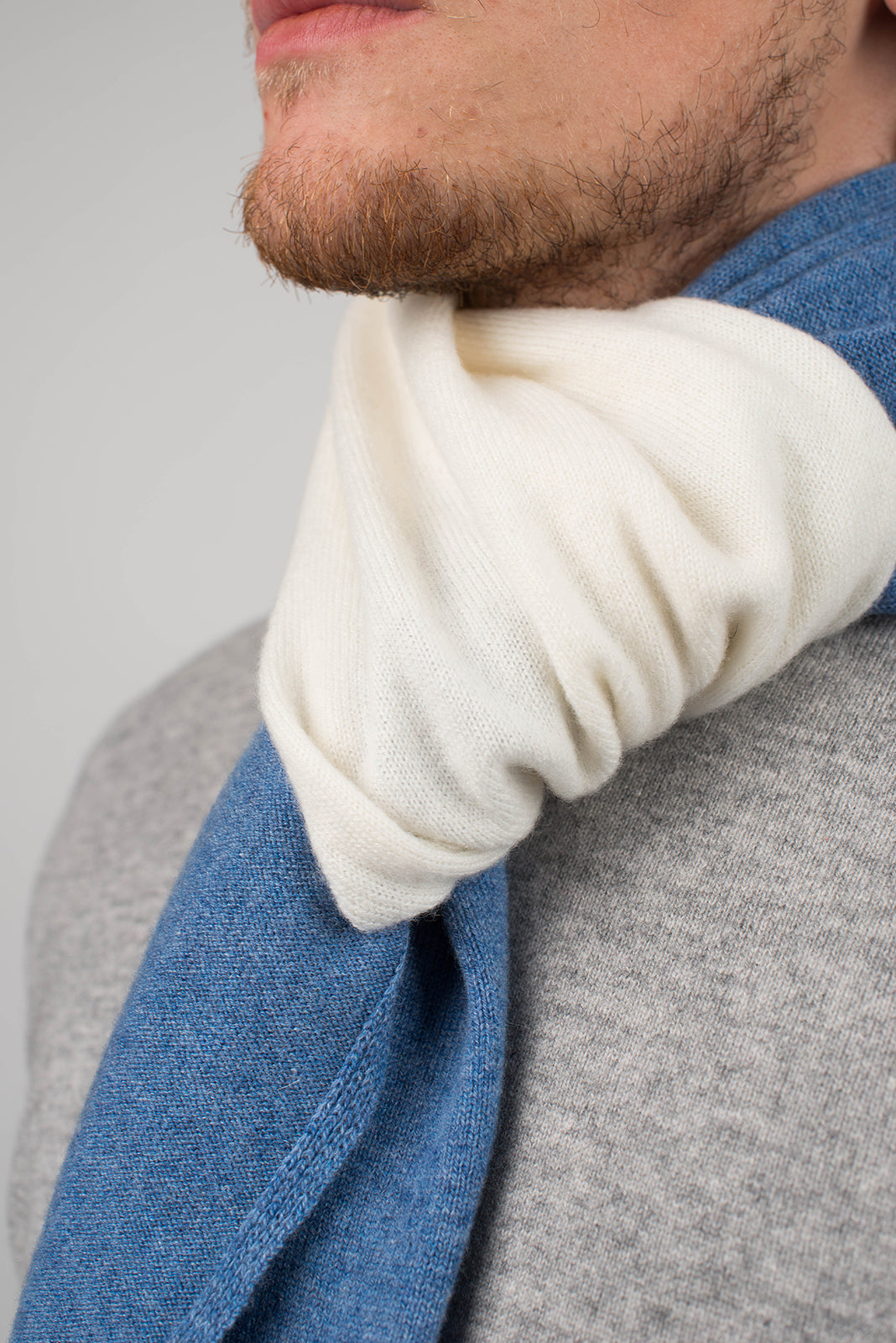 Écharpe homme bicolore 100 % cachemire, coloris Crème-Azur, vue 4 | Dalle Piane Cashmere