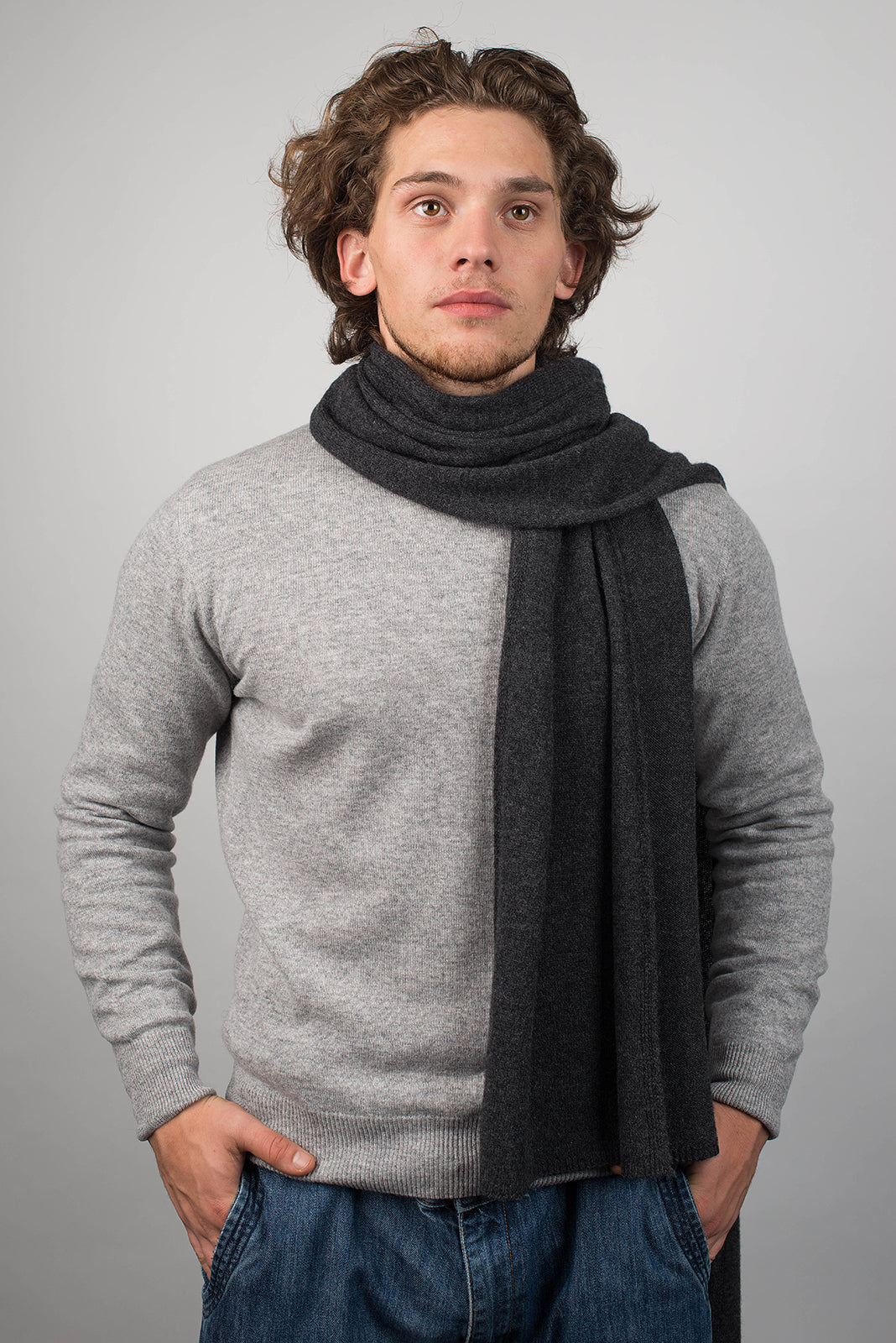 Écharpe large homme 100 % cachemire, coloris Anthracite, vue 2 | Dalle Piane Cashmere