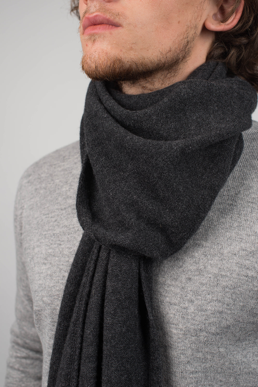 Écharpe large homme 100 % cachemire, coloris Anthracite, vue 4 | Dalle Piane Cashmere