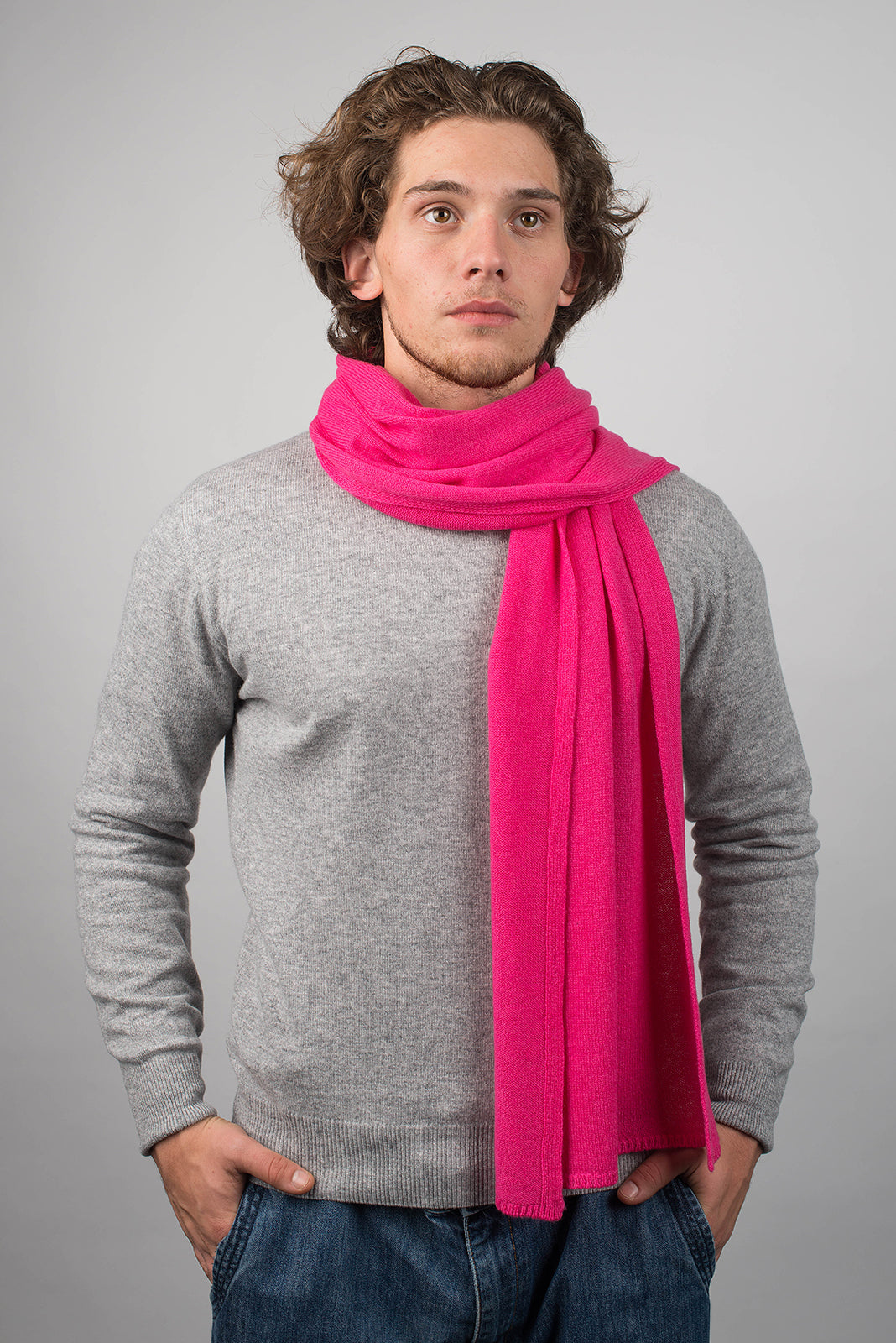Écharpe large homme 100 % cachemire, coloris Fuchsia, vue 2 | Dalle Piane Cashmere