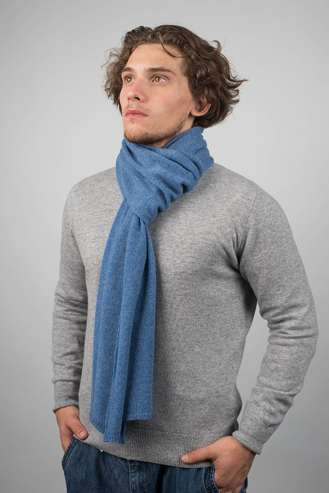 Écharpe large homme 100 % cachemire, coloris Azur, vue 3 | Dalle Piane Cashmere