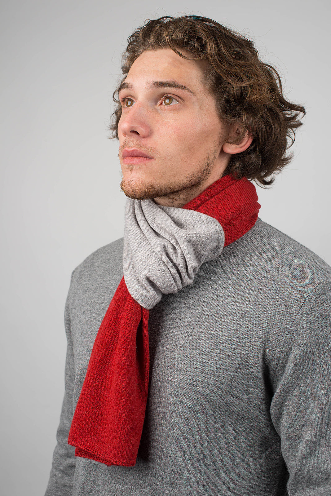 Écharpe homme bicolore 100 % cachemire, coloris Rouge-Gris, vue 3 | Dalle Piane Cashmere