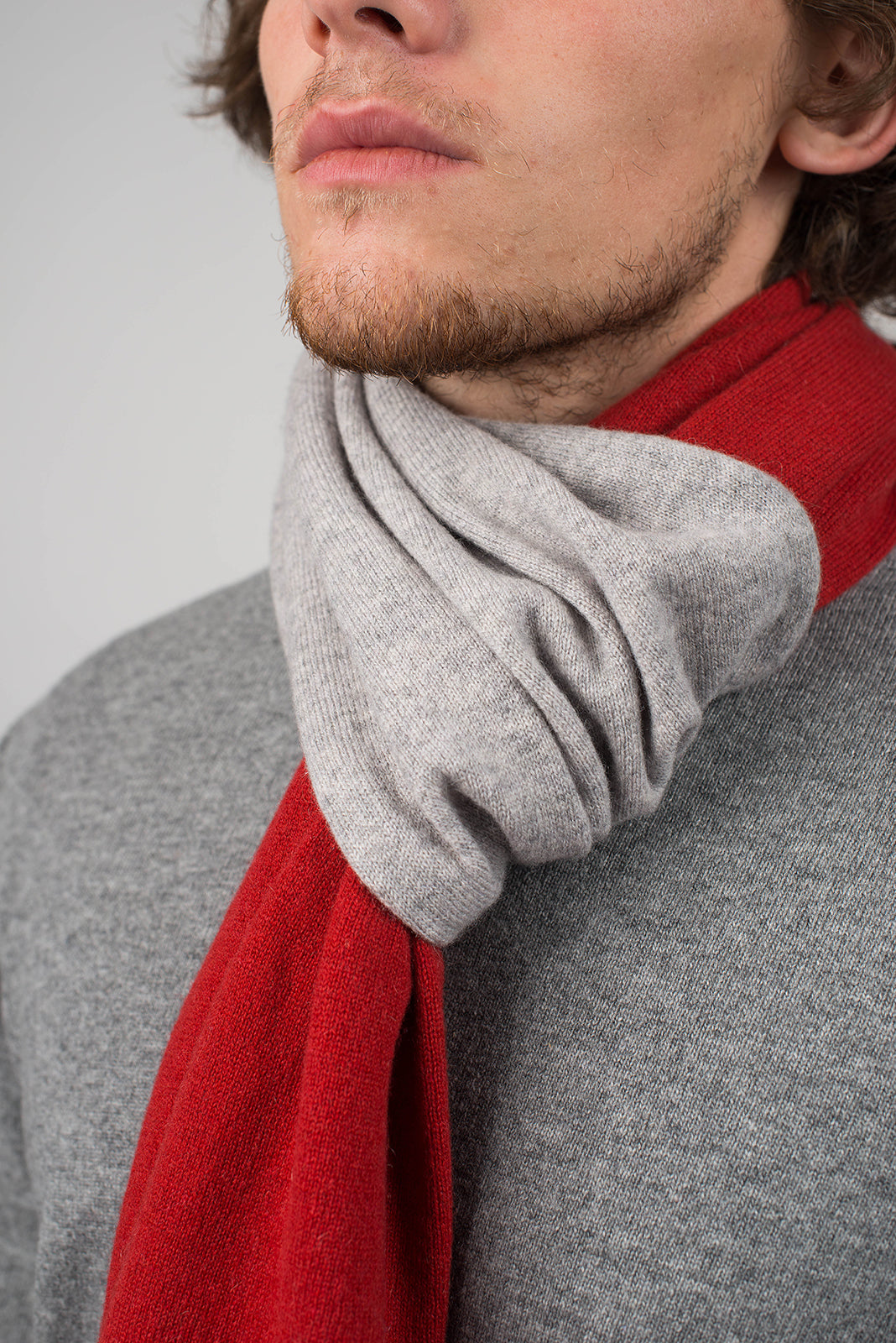 Écharpe homme bicolore 100 % cachemire, coloris Rouge-Gris, vue 4 | Dalle Piane Cashmere