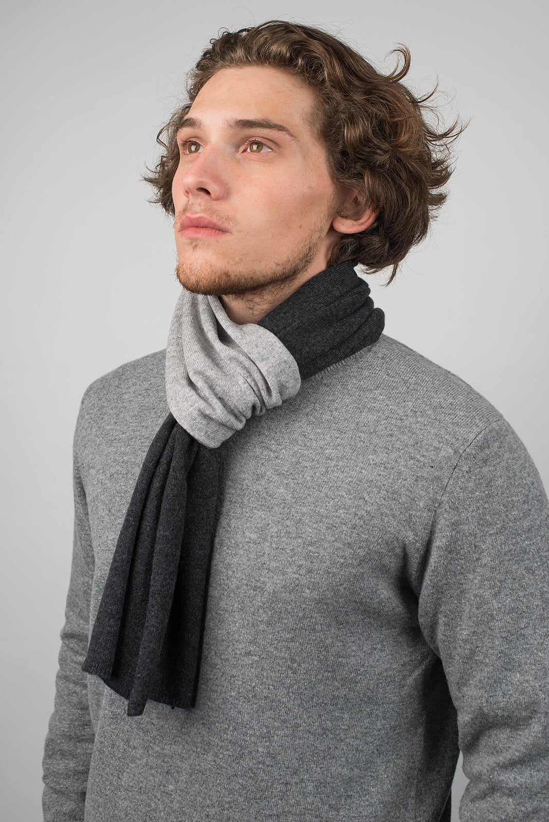 Écharpe homme bicolore 100 % cachemire, coloris Anthracite-Gris, vue 3 | Dalle Piane Cashmere