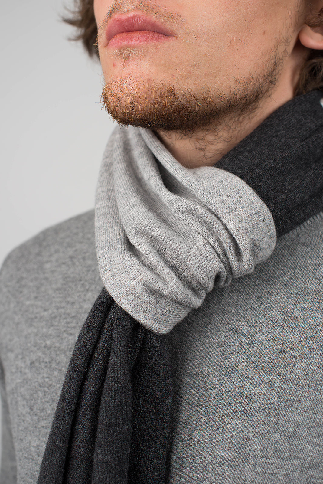 Écharpe homme bicolore 100 % cachemire, coloris Anthracite-Gris, vue 4 | Dalle Piane Cashmere