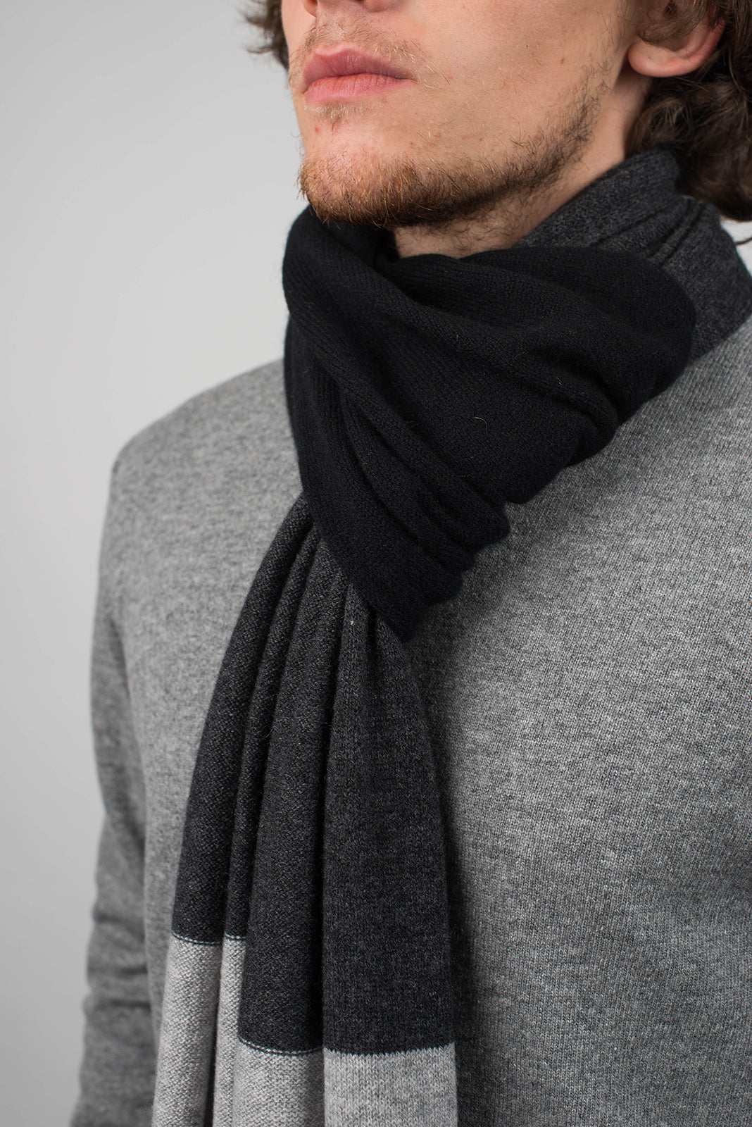 Écharpe homme tricolore 100 % cachemire, coloris Noir-Anthracite-Gris, vue 4 | Dalle Piane Cashmere