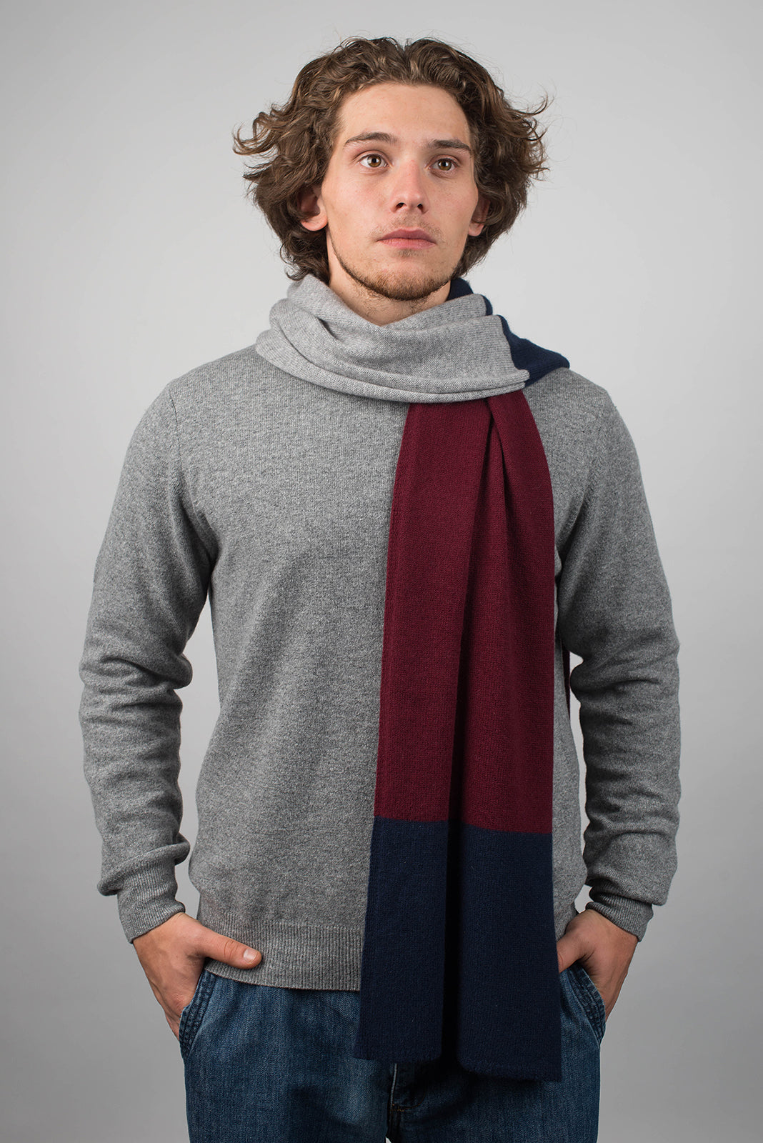 Écharpe homme tricolore 100 % cachemire, coloris Bleu-Bordeaux-Gris, vue 2 | Dalle Piane Cashmere