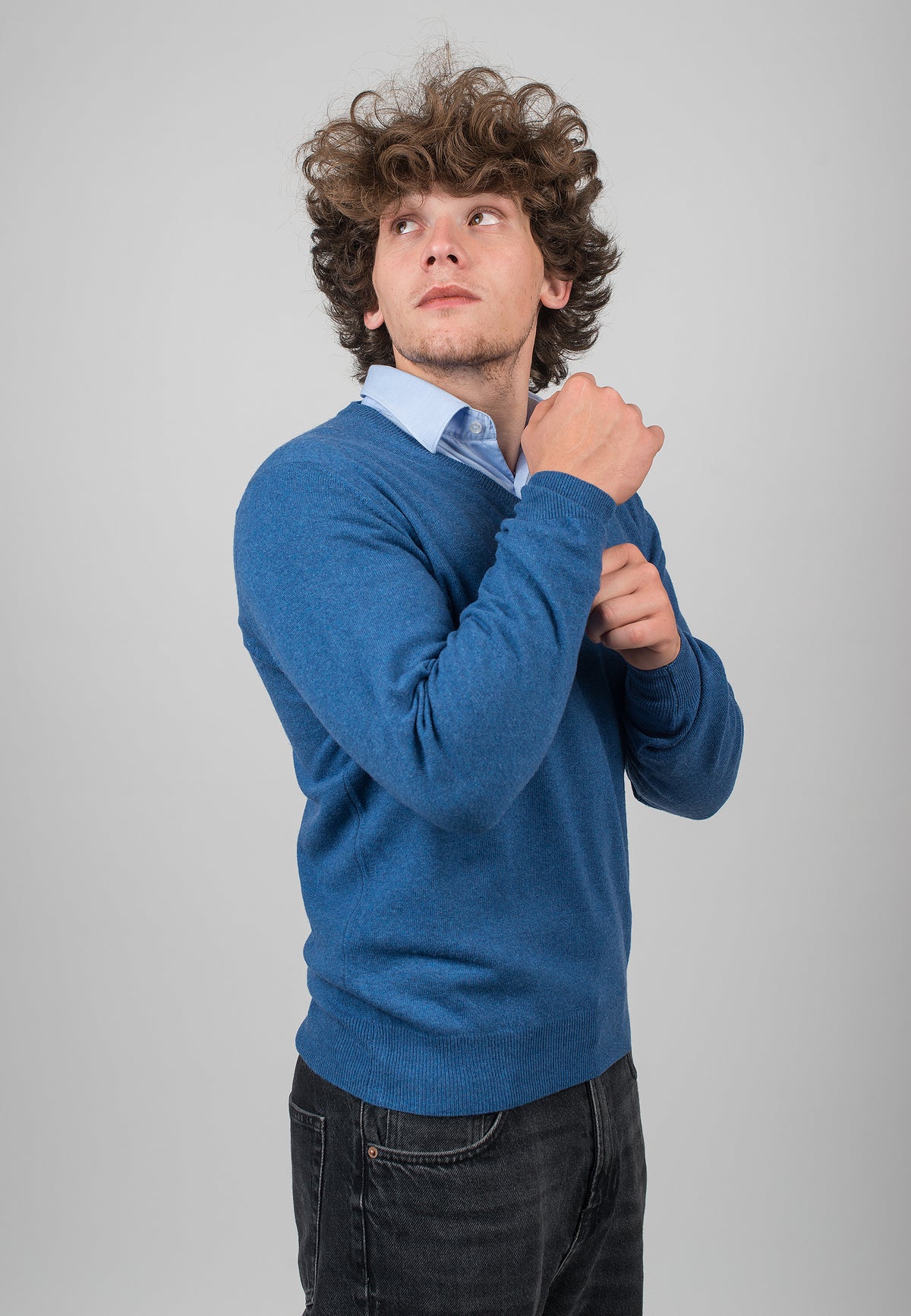 Pull col V homme mélange cachemire, coloris Bleu roi, vue 3 | Dalle Piane Cashmere